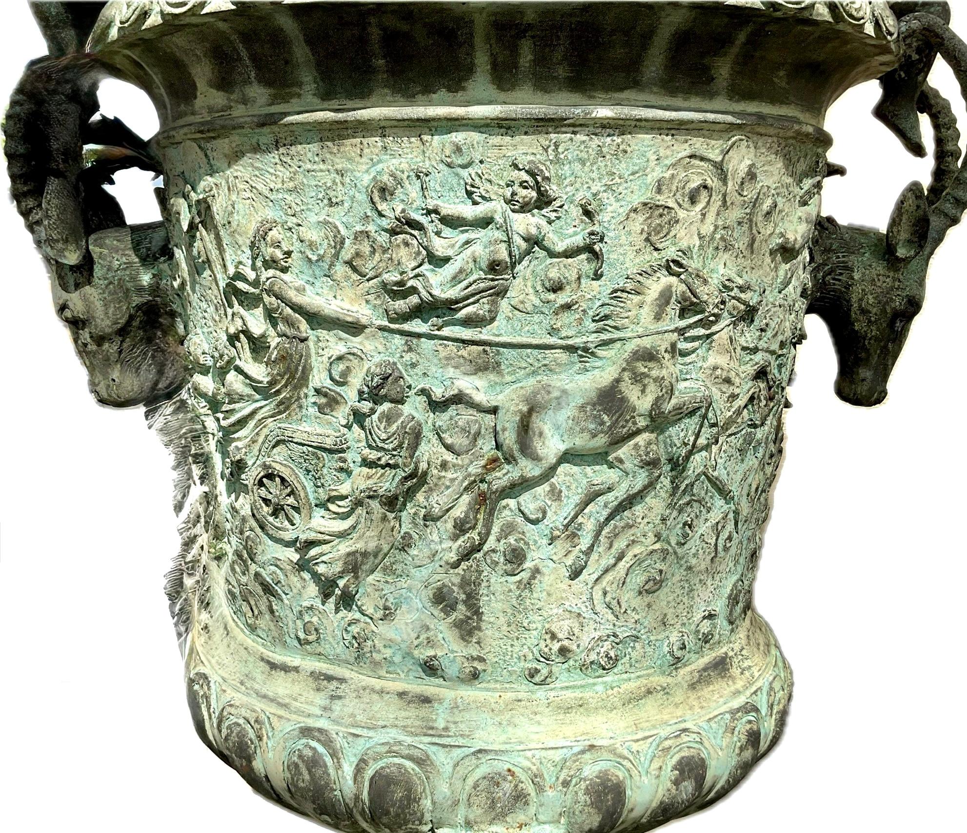 XX secolo Urna monumentale in bronzo con fioriera figurata francese - Una coppia in vendita