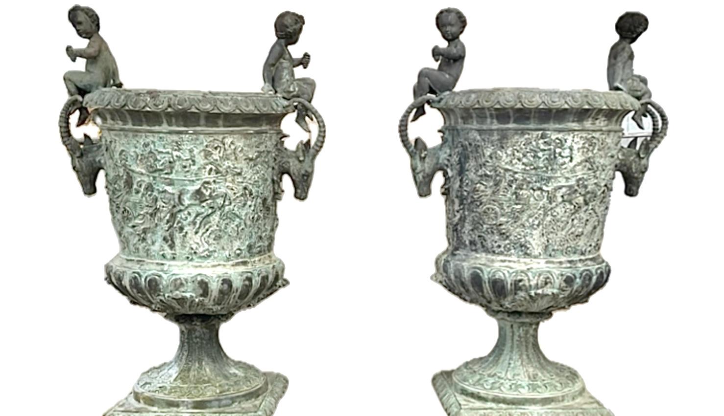 Bronzo Urna monumentale in bronzo con fioriera figurata francese - Una coppia in vendita