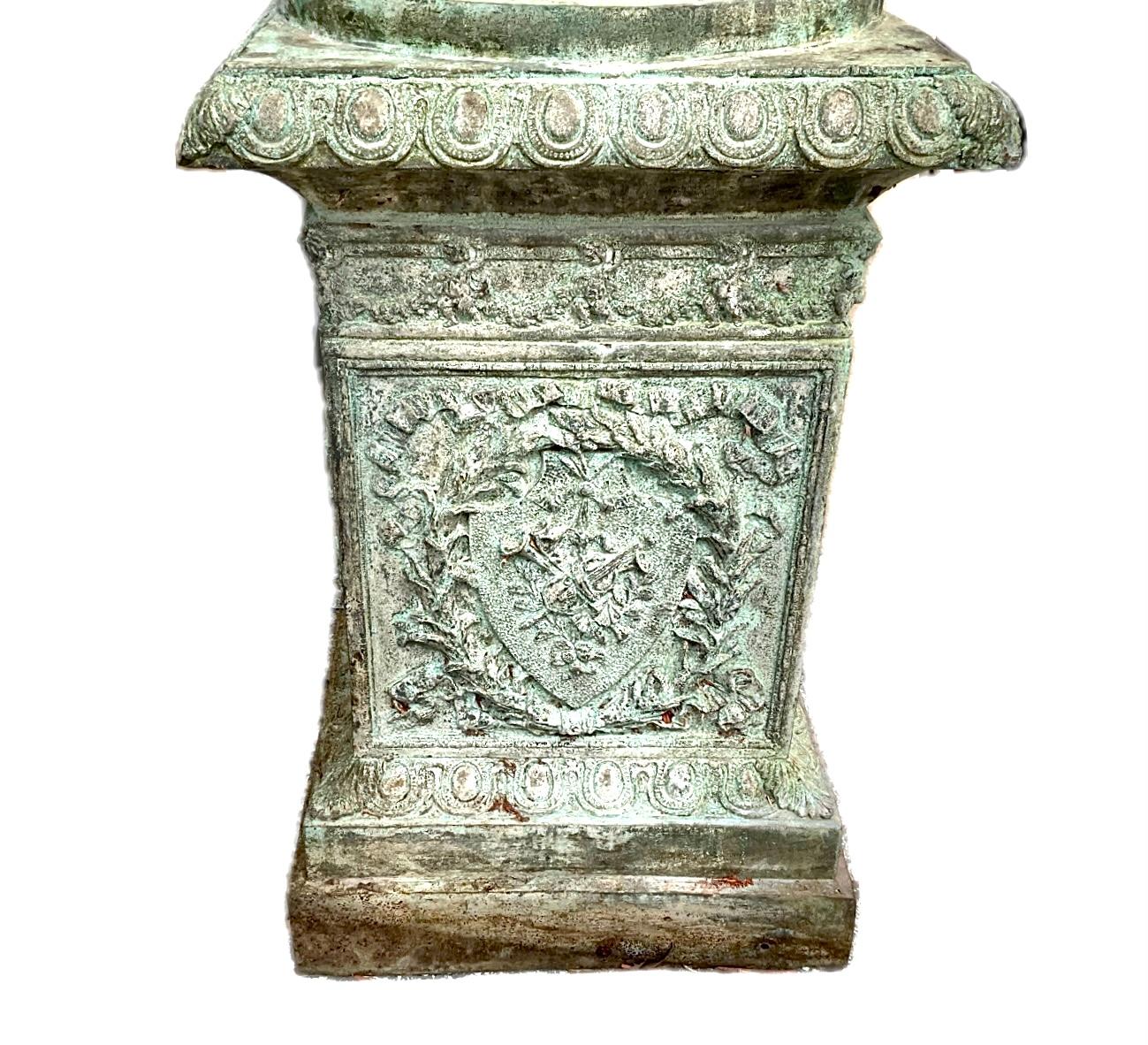 Urna monumentale in bronzo con fioriera figurata francese - Una coppia in vendita 1
