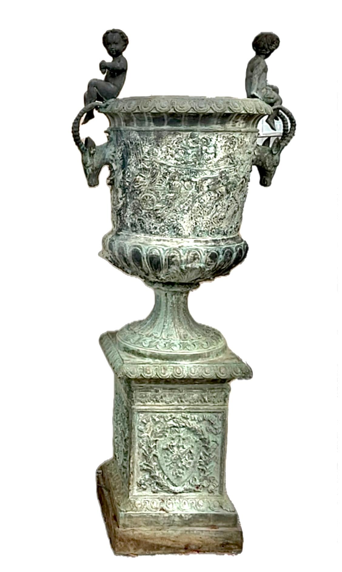 Urna monumentale in bronzo con fioriera figurata francese - Una coppia in vendita 2