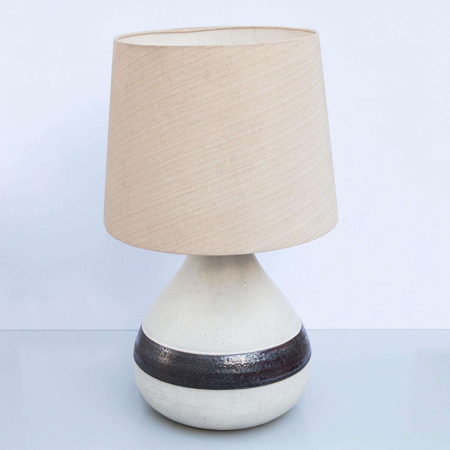 Monumental Bruno Gambone stoneware table lamp with a brown stripe and in greige glazed stoneware, Italy 1980s, signed Gambone Italy.