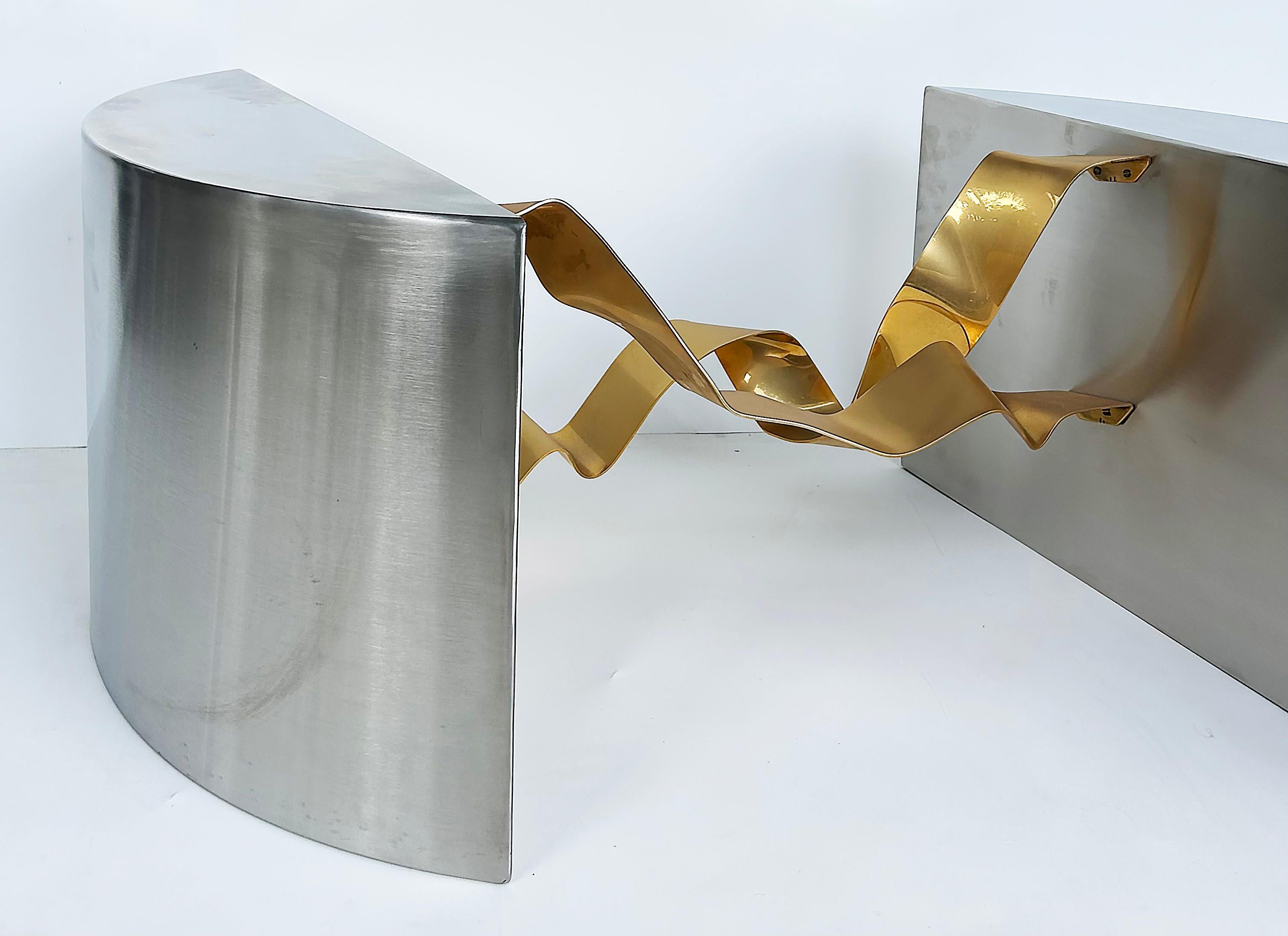 Ottone Monumentale tavolino da caffè in acciaio inox spazzolato, ottone e vetro Brueton Attribuito in vendita