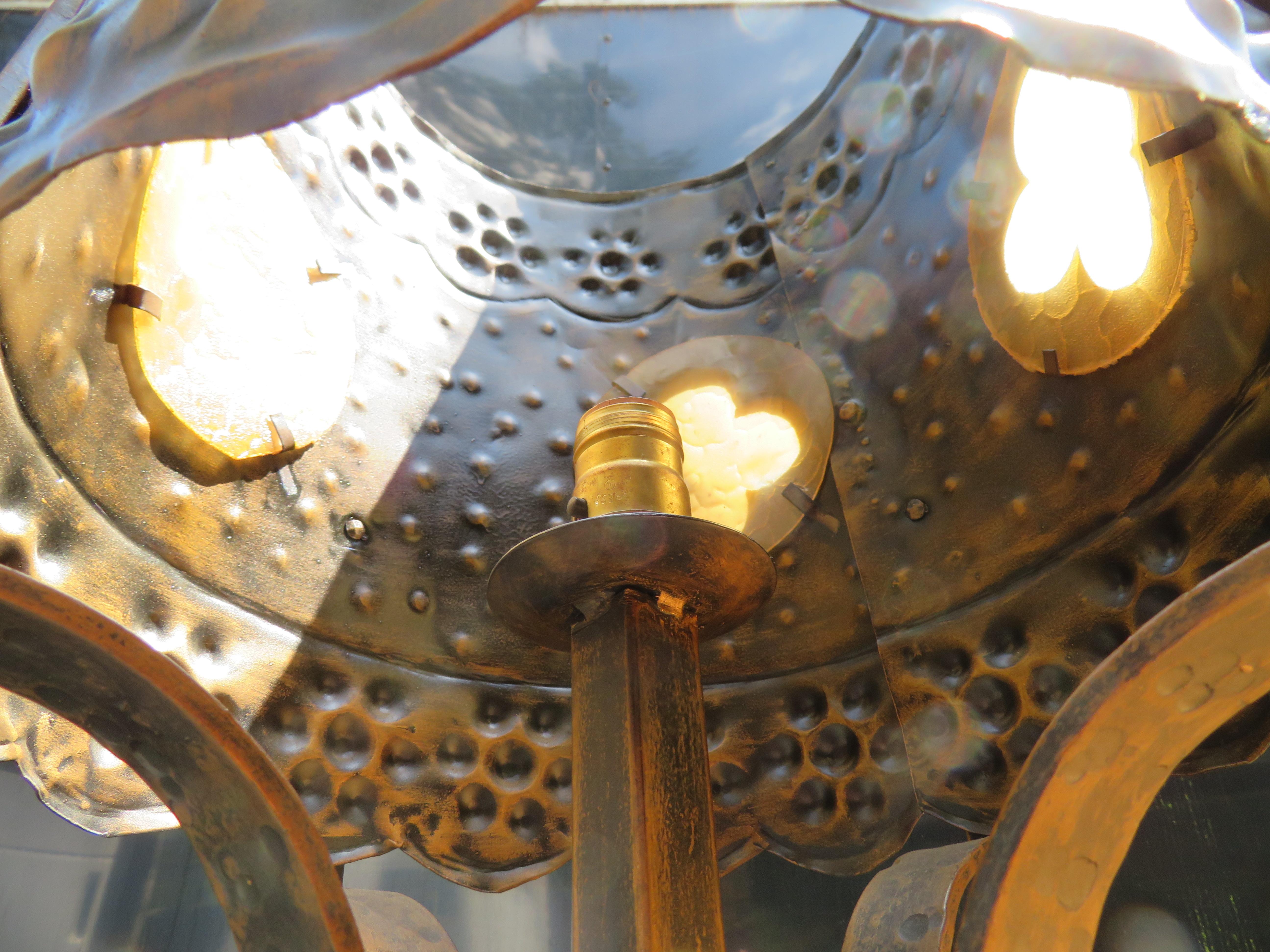 Monumentales lampes gothiques Tudor Hammered mi-siècle modernes en vente 3