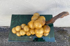 Monumentaler Strauß italienischer gelber Steintrauben auf Wood Branch