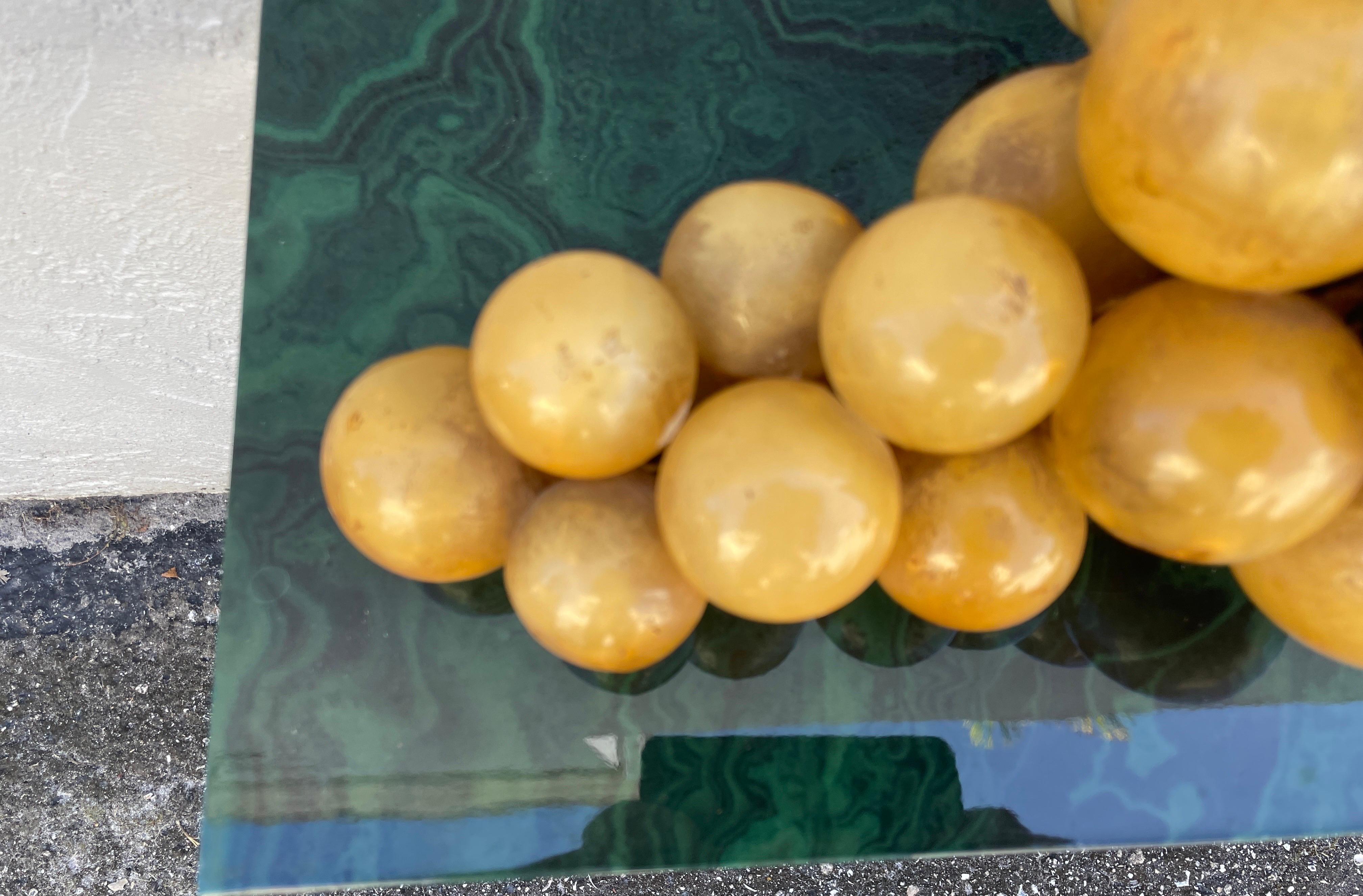 Racimo monumental de uvas amarillas italianas de piedra sobre rama de madera Italiano en venta