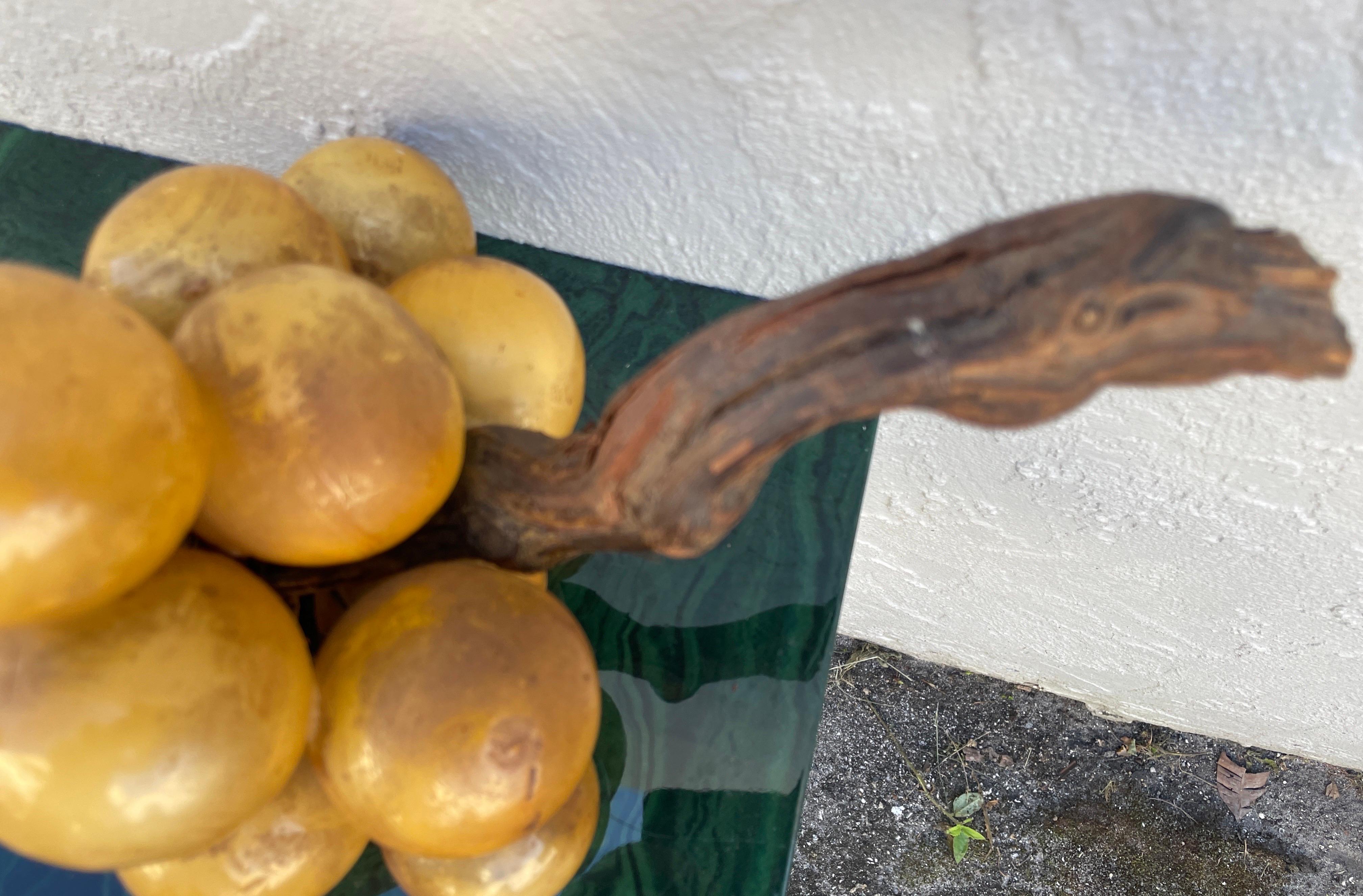 Racimo monumental de uvas amarillas italianas de piedra sobre rama de madera en Bueno estado para la venta en West Palm Beach, FL