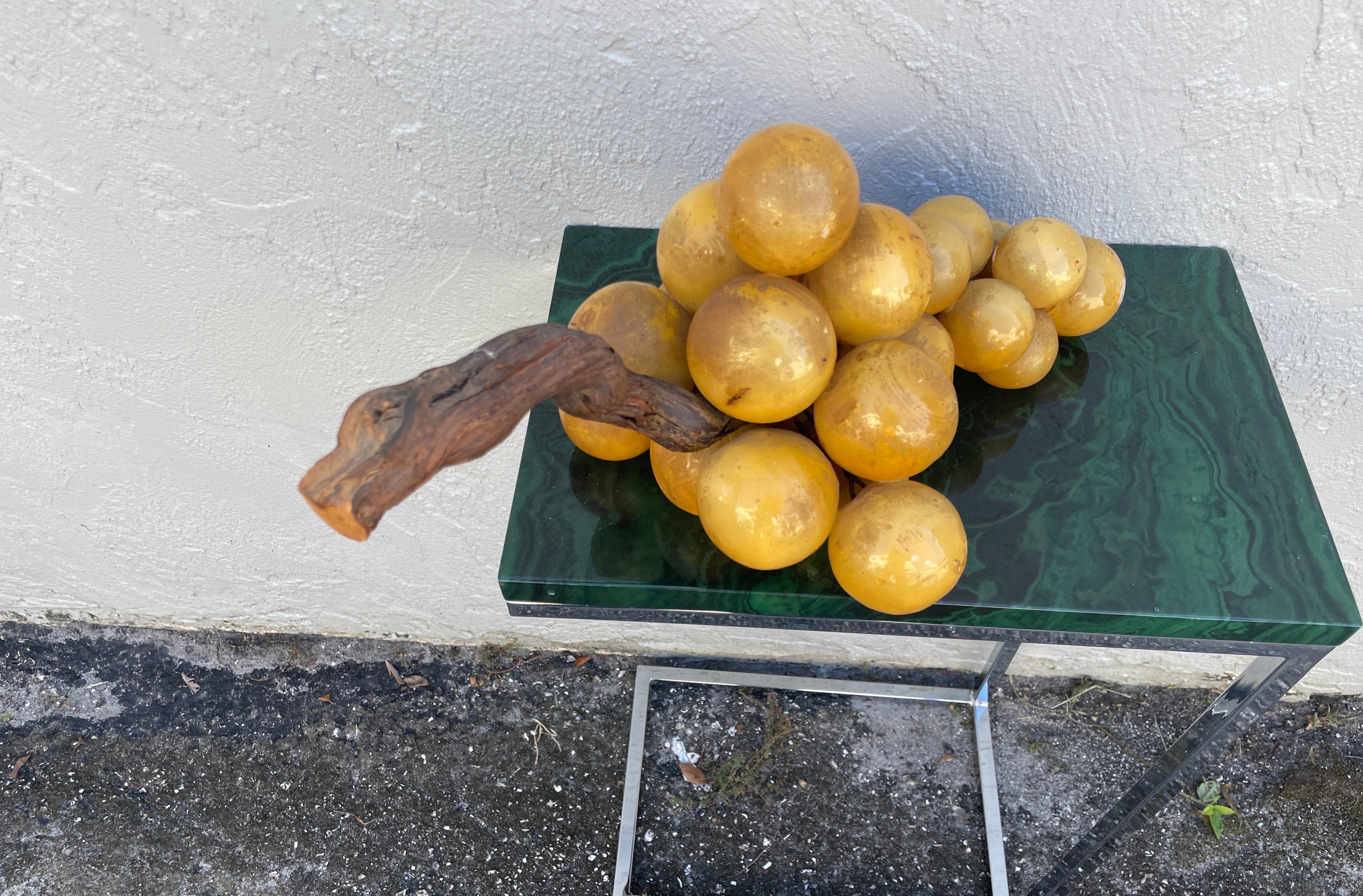 Racimo monumental de uvas amarillas italianas de piedra sobre rama de madera siglo XX en venta