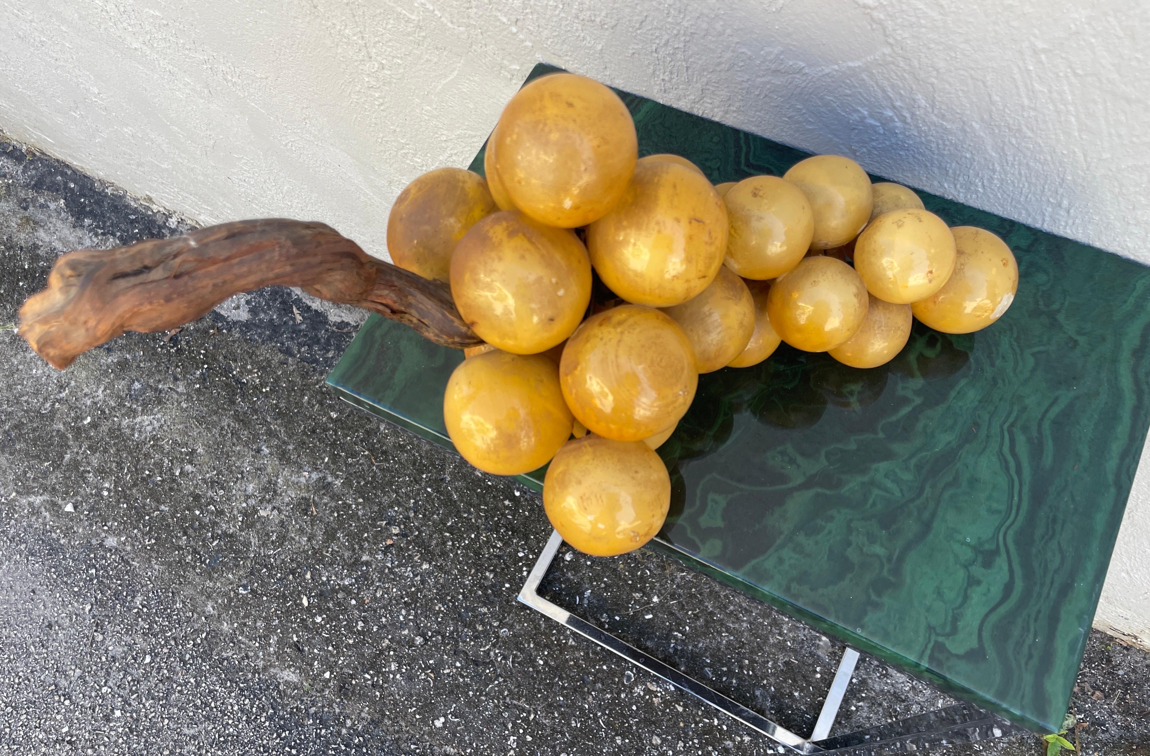 Racimo monumental de uvas amarillas italianas de piedra sobre rama de madera Alabastro en venta