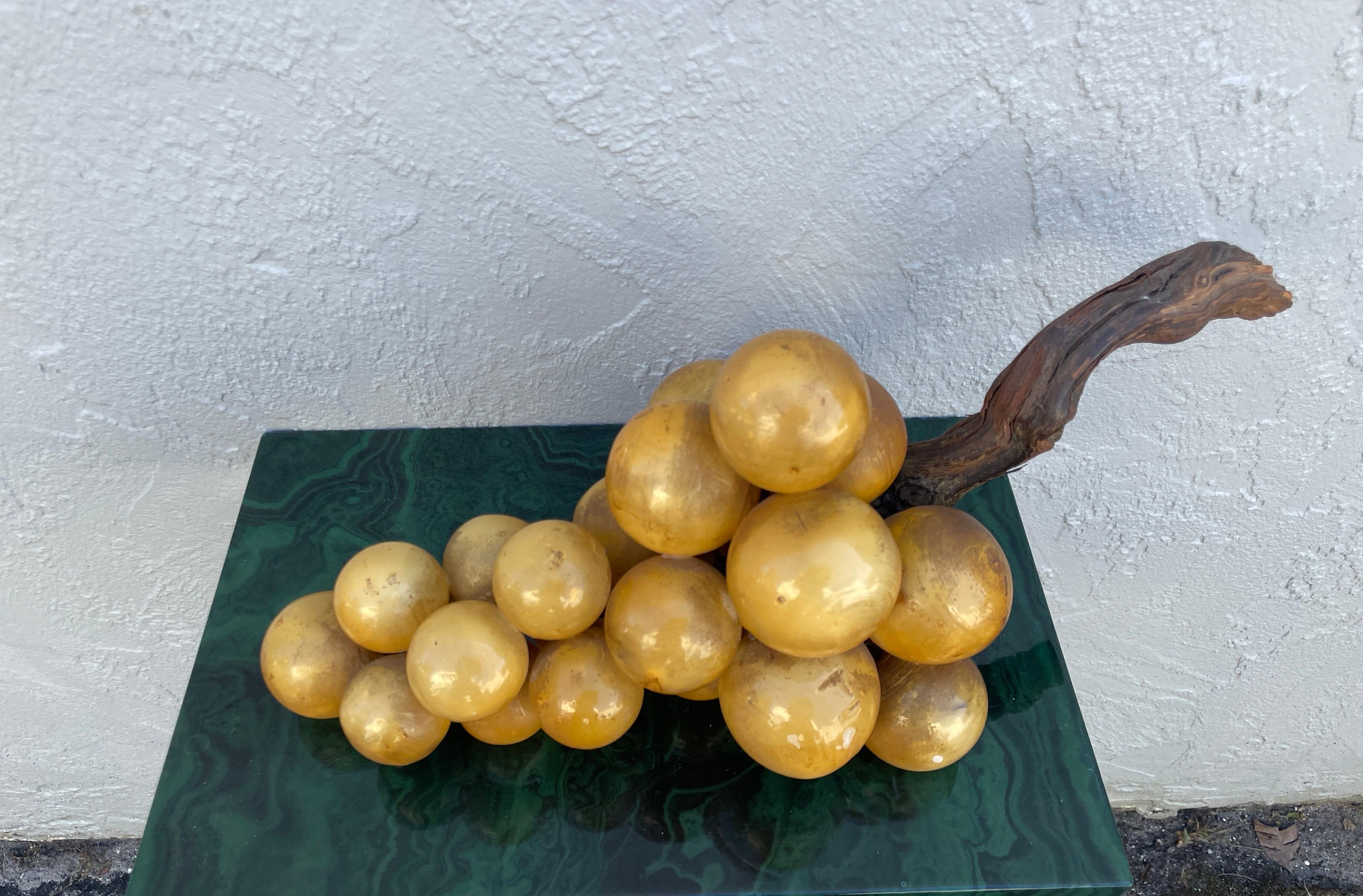 Racimo monumental de uvas amarillas italianas de piedra sobre rama de madera en venta 1