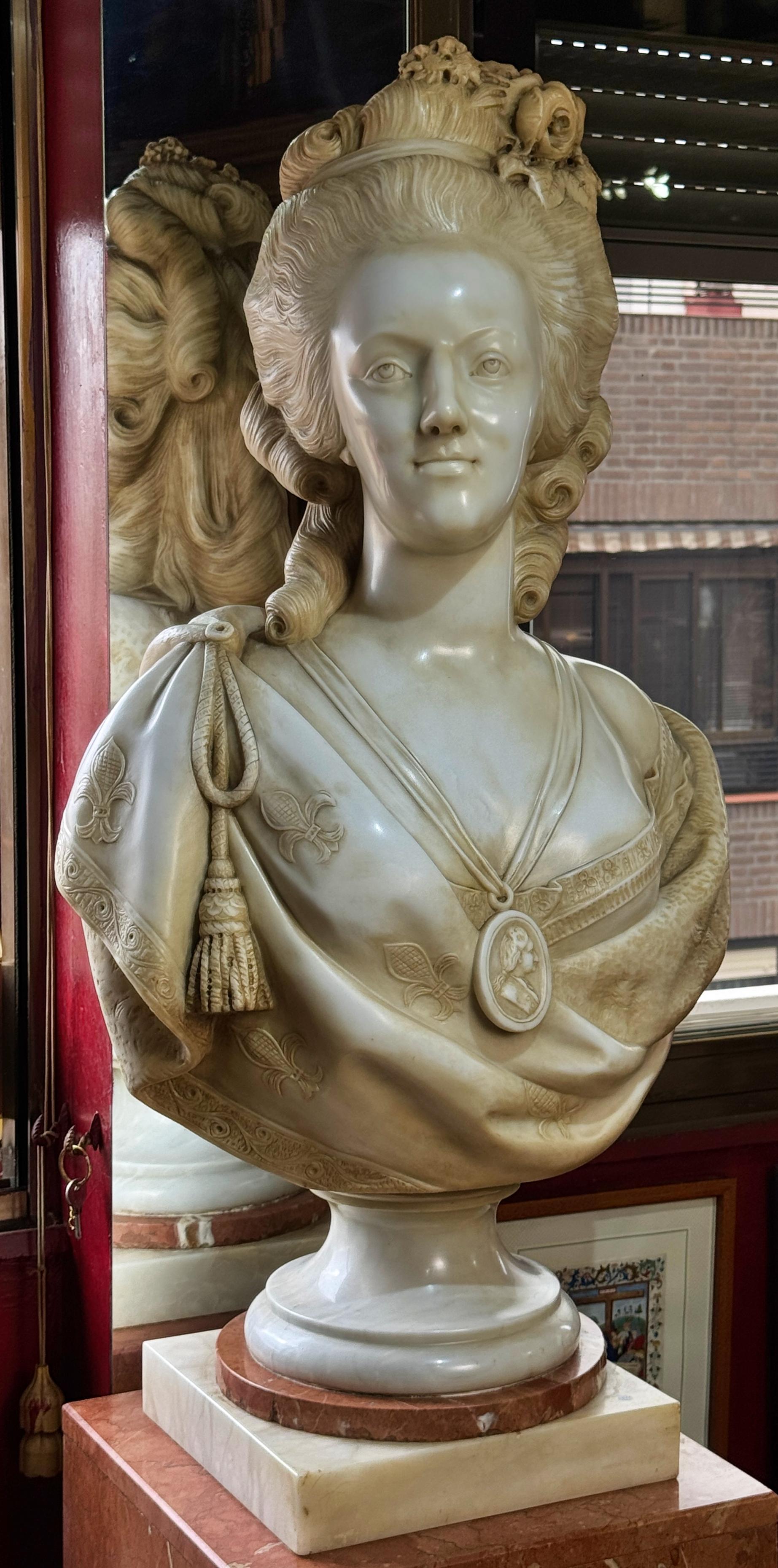 Busto monumental de Marie Antoinette en mármol de Carrara, siglo XIX

Magnífico busto de tamaño natural en mármol de Carrara (más de un metro de altura) que representa a la reina María Antonieta de Francia. La obra destaca por la fina talla de sus