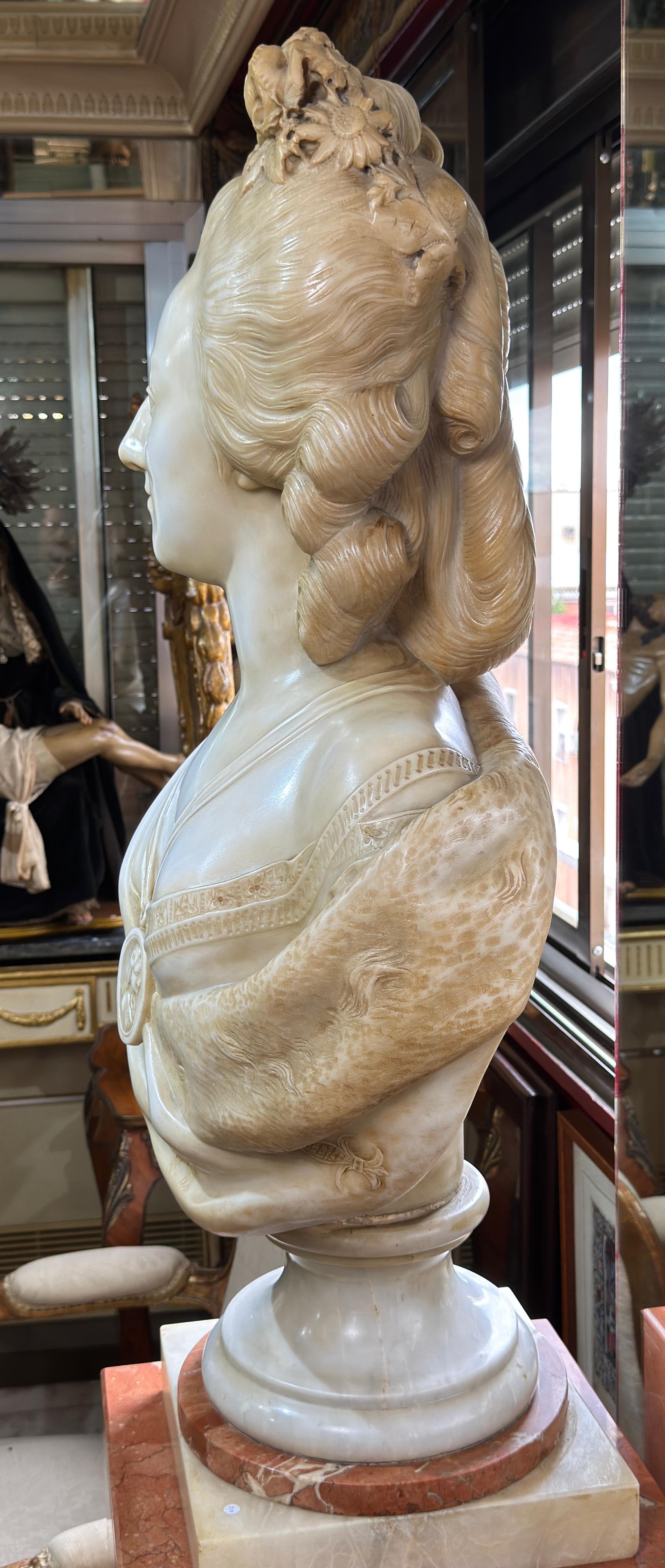 Busto monumental de Marie Antoinette en mármol de Carrara, principios del siglo XIX Barroco en venta