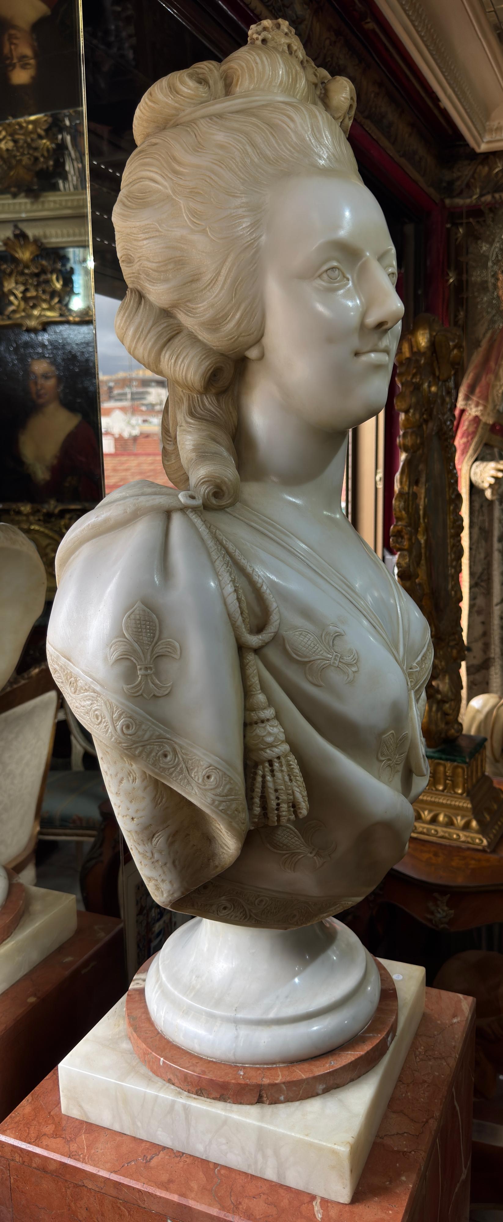 Busto monumental de Marie Antoinette en mármol de Carrara, principios del siglo XIX Francés en venta