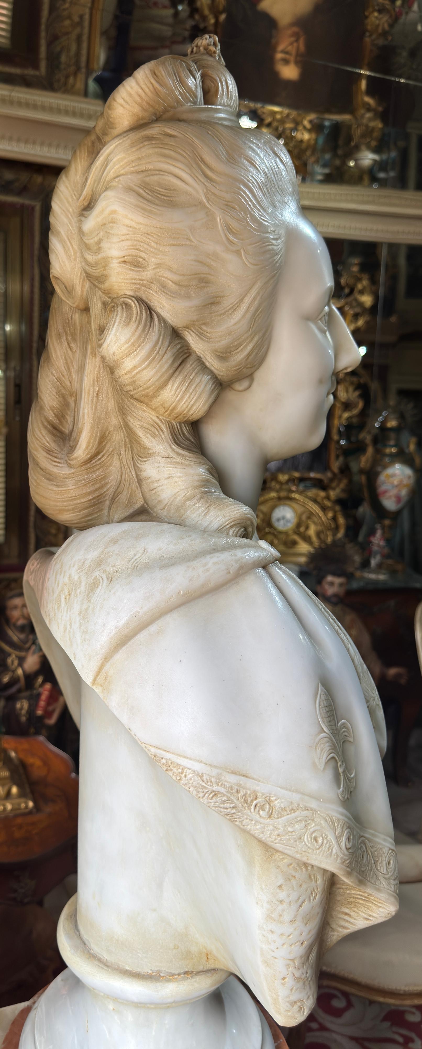 Busto monumental de Marie Antoinette en mármol de Carrara, principios del siglo XIX Hecho a mano en venta