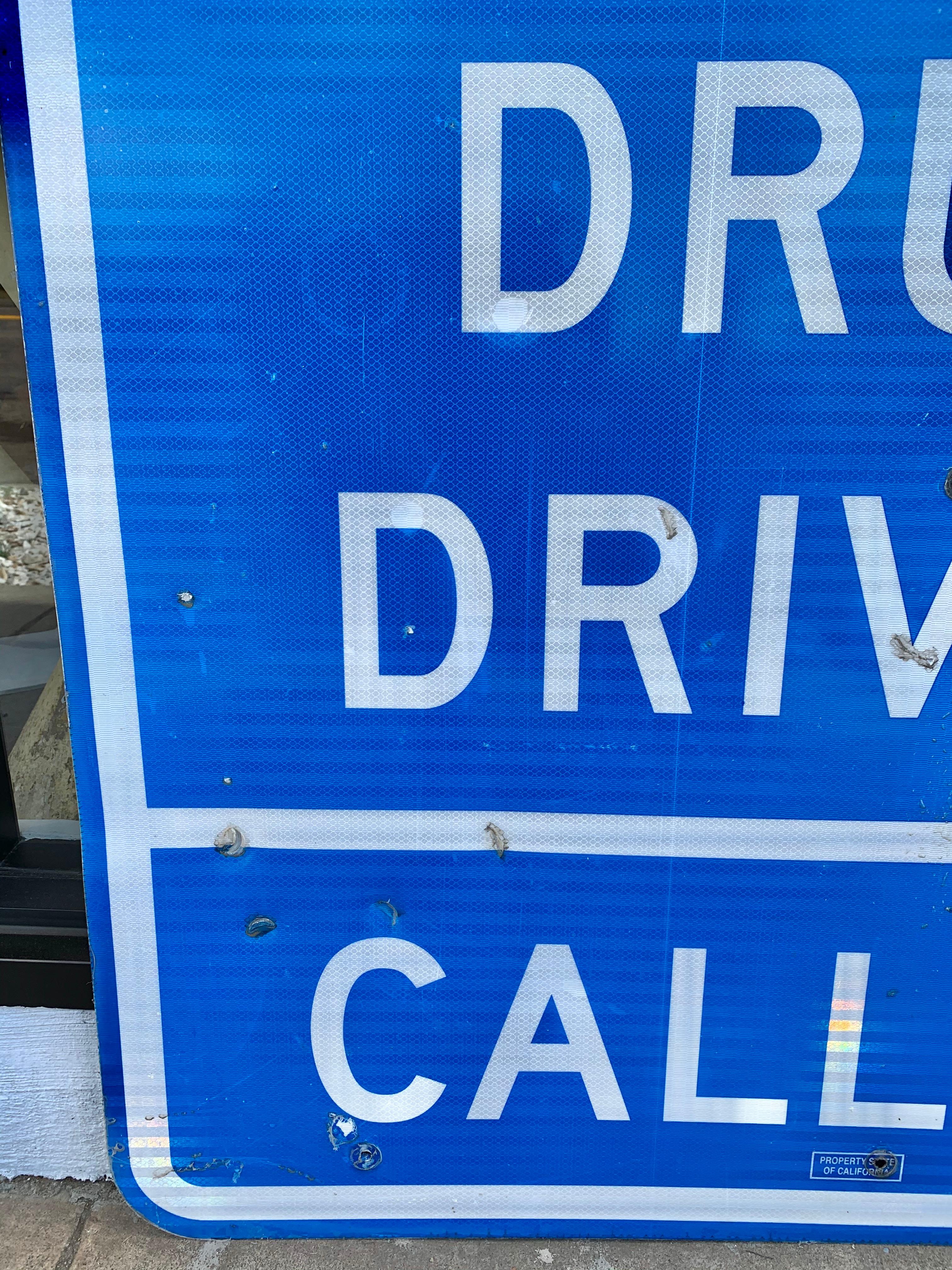 Panneau de signalisation monumental pour conducteurs ivres en Californie en vente 3
