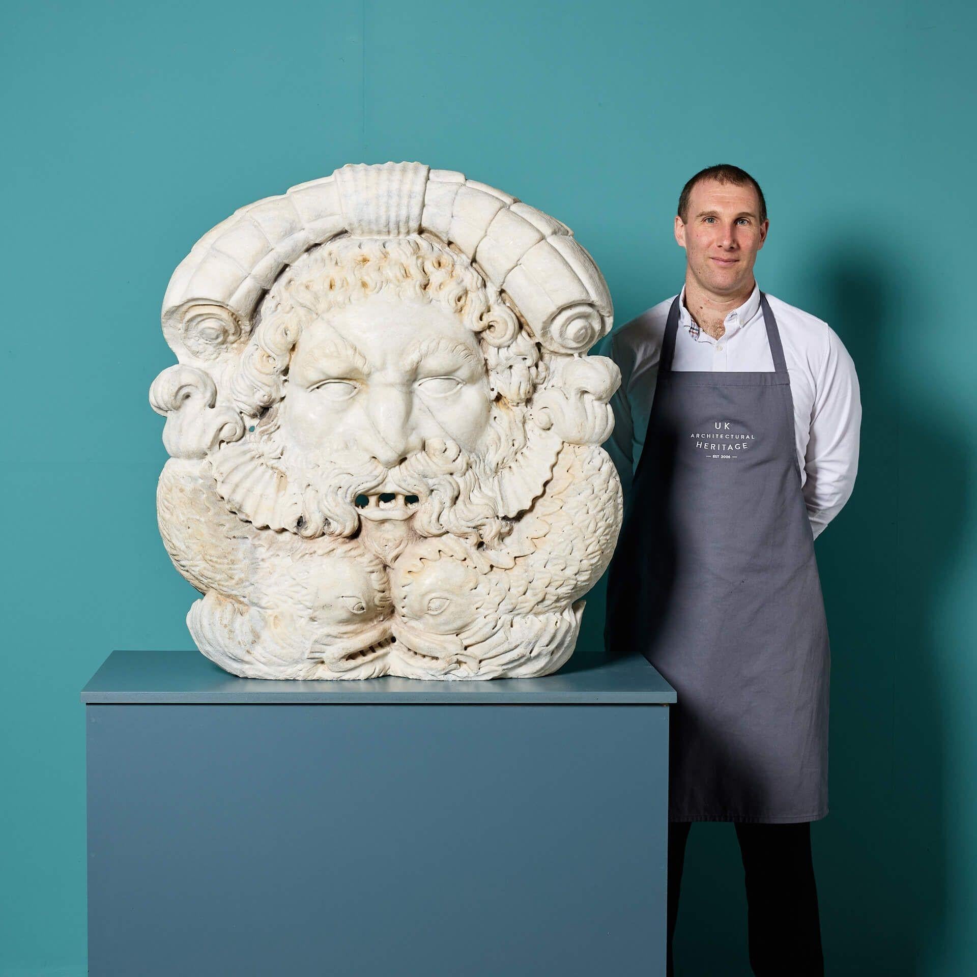 Grand et monumental mascaron italien en marbre de Carrare sculpté représentant Poséidon ou Neptune, d'après la 