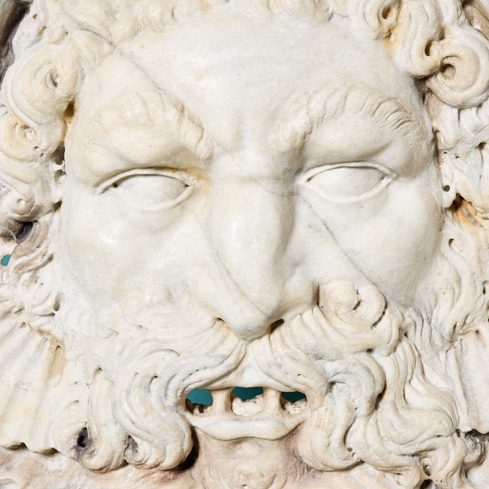Grand Tour Mascaron mural monumental de Poseidon en marbre de Carrare en vente