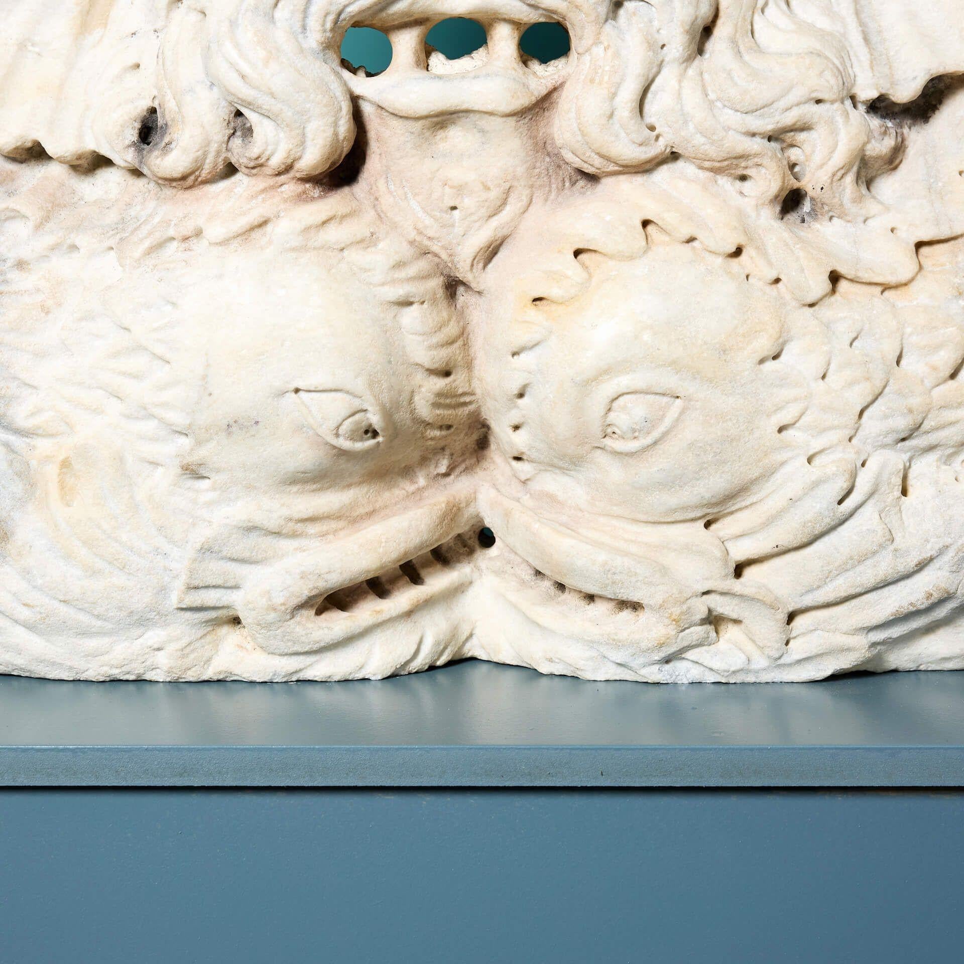 italien Mascaron mural monumental de Poseidon en marbre de Carrare en vente