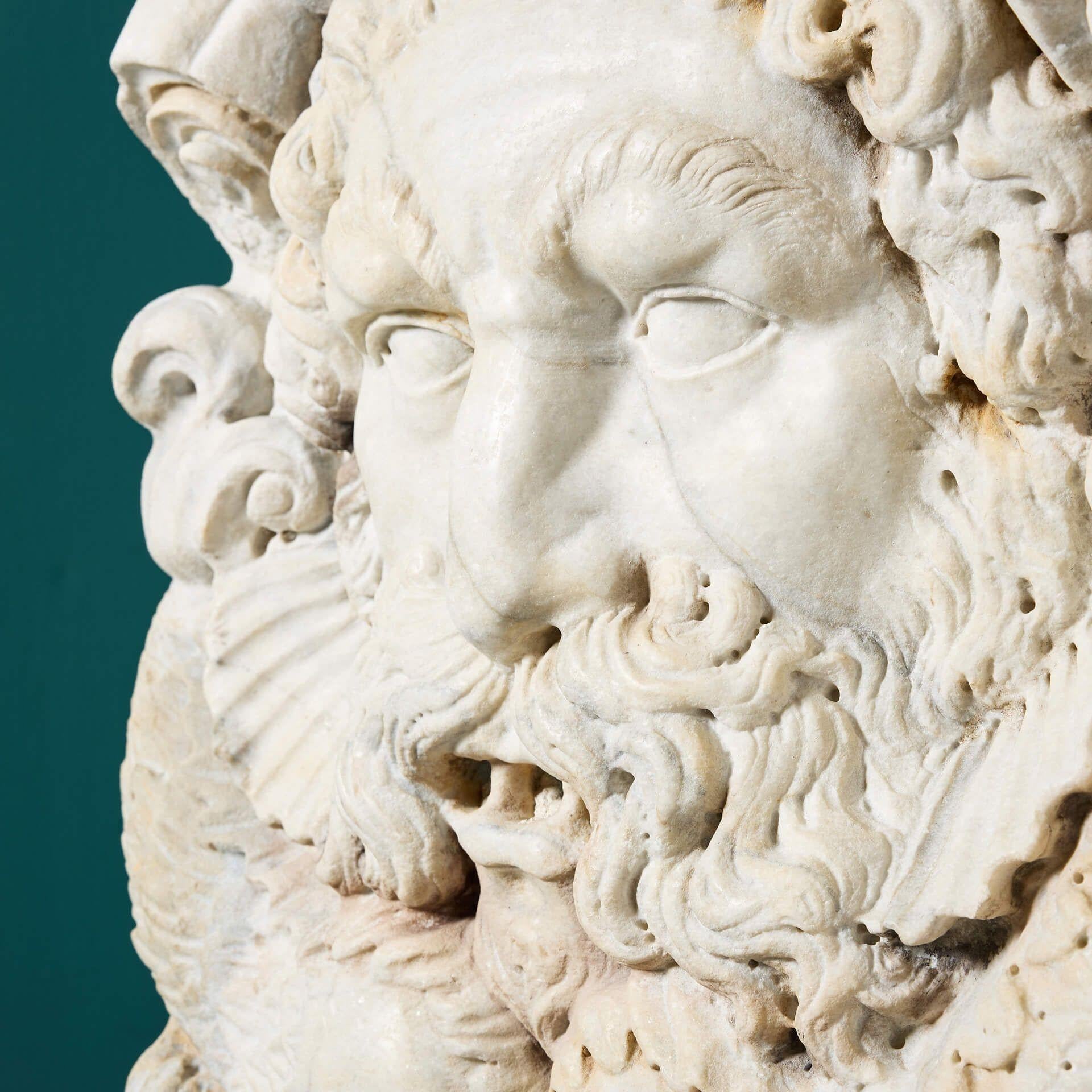 Sculpté à la main Mascaron mural monumental de Poseidon en marbre de Carrare en vente