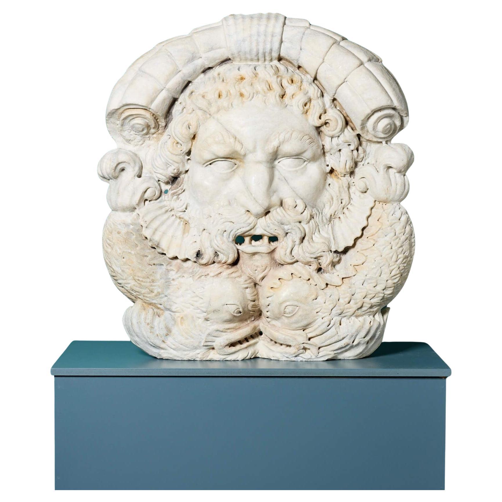 Mascaron mural monumental de Poseidon en marbre de Carrare en vente
