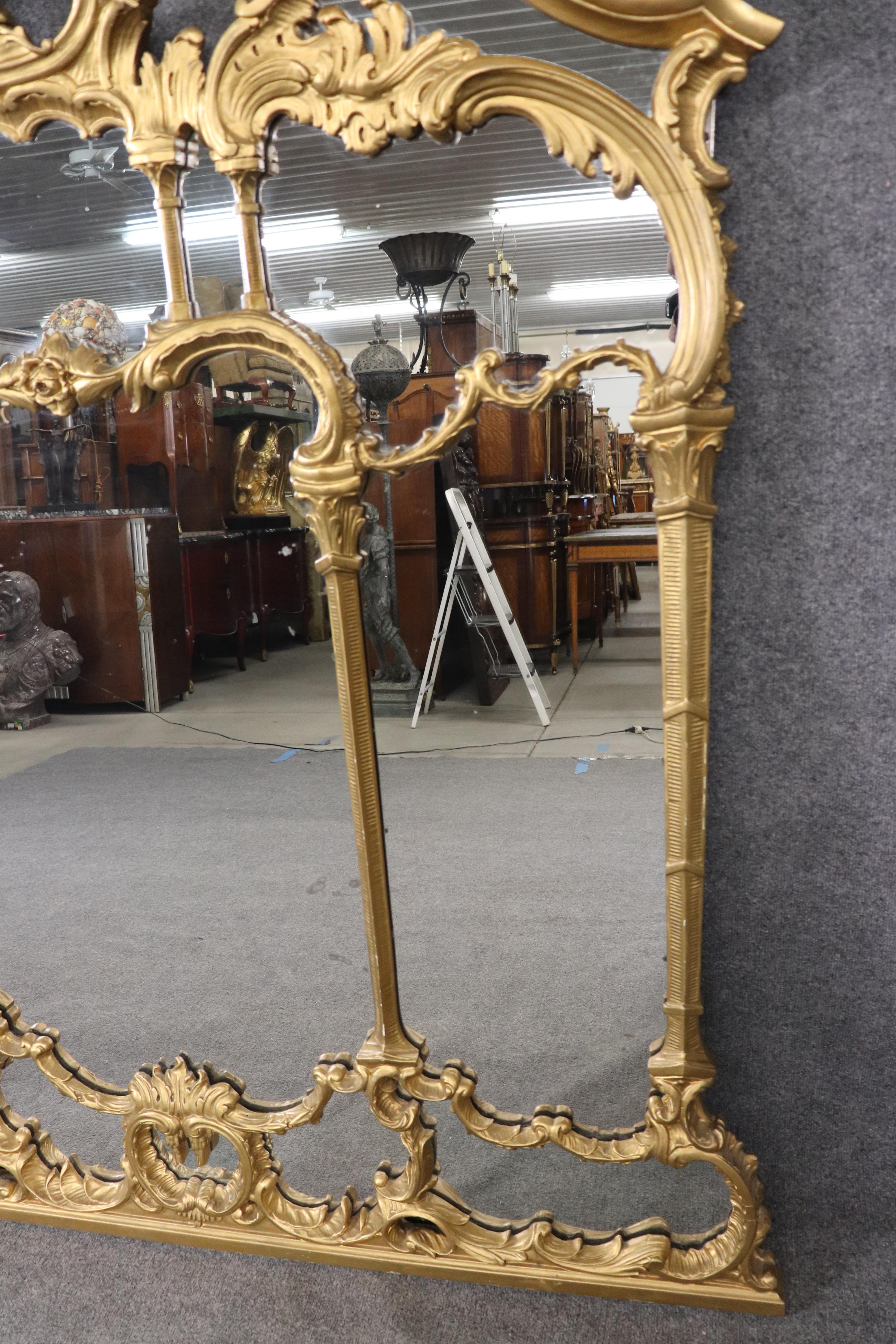 Monumentale specchio buffet con draghi intagliati di Chippendale cinese in legno d'orato in vendita 4