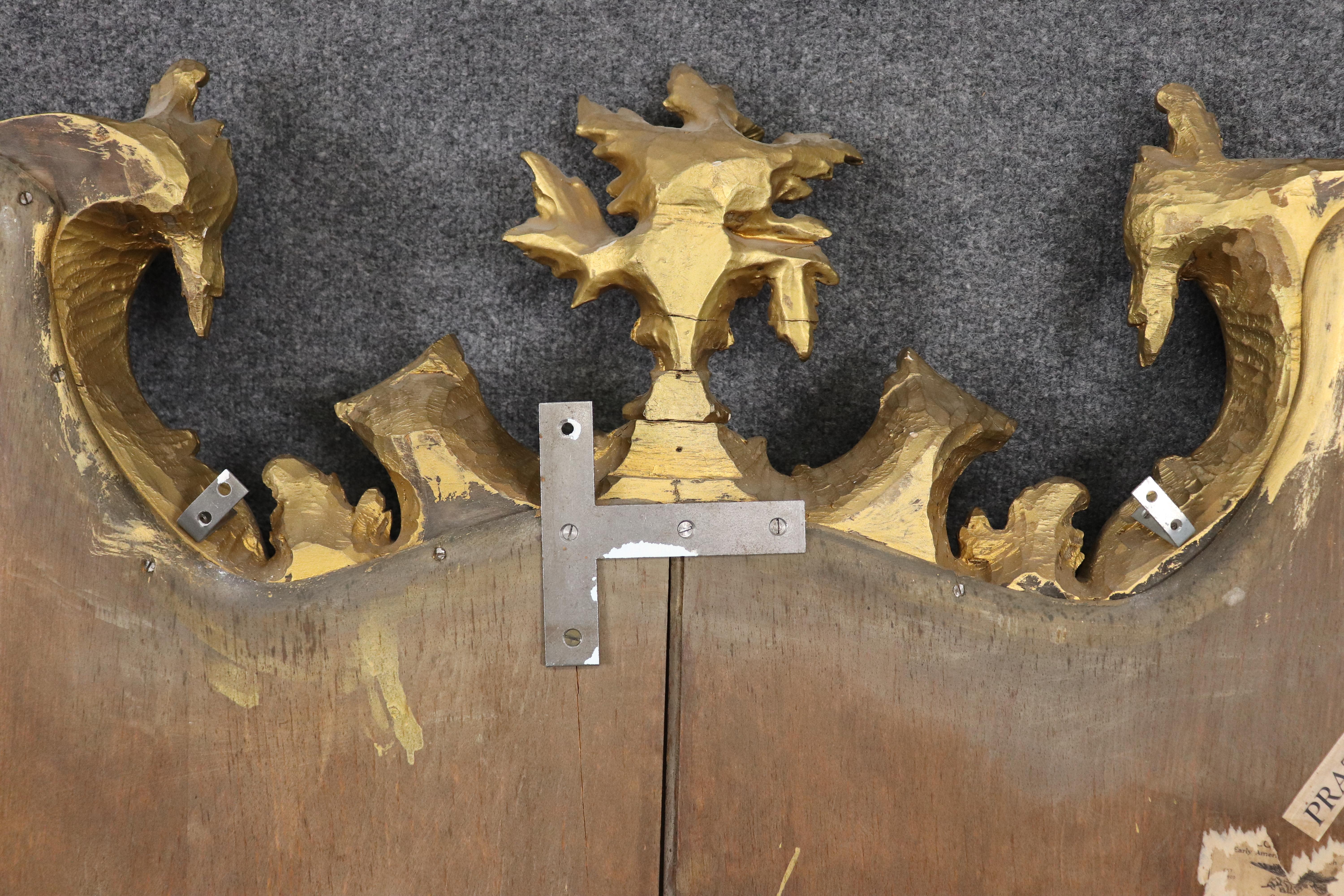 Monumentale specchio buffet con draghi intagliati di Chippendale cinese in legno d'orato in vendita 13