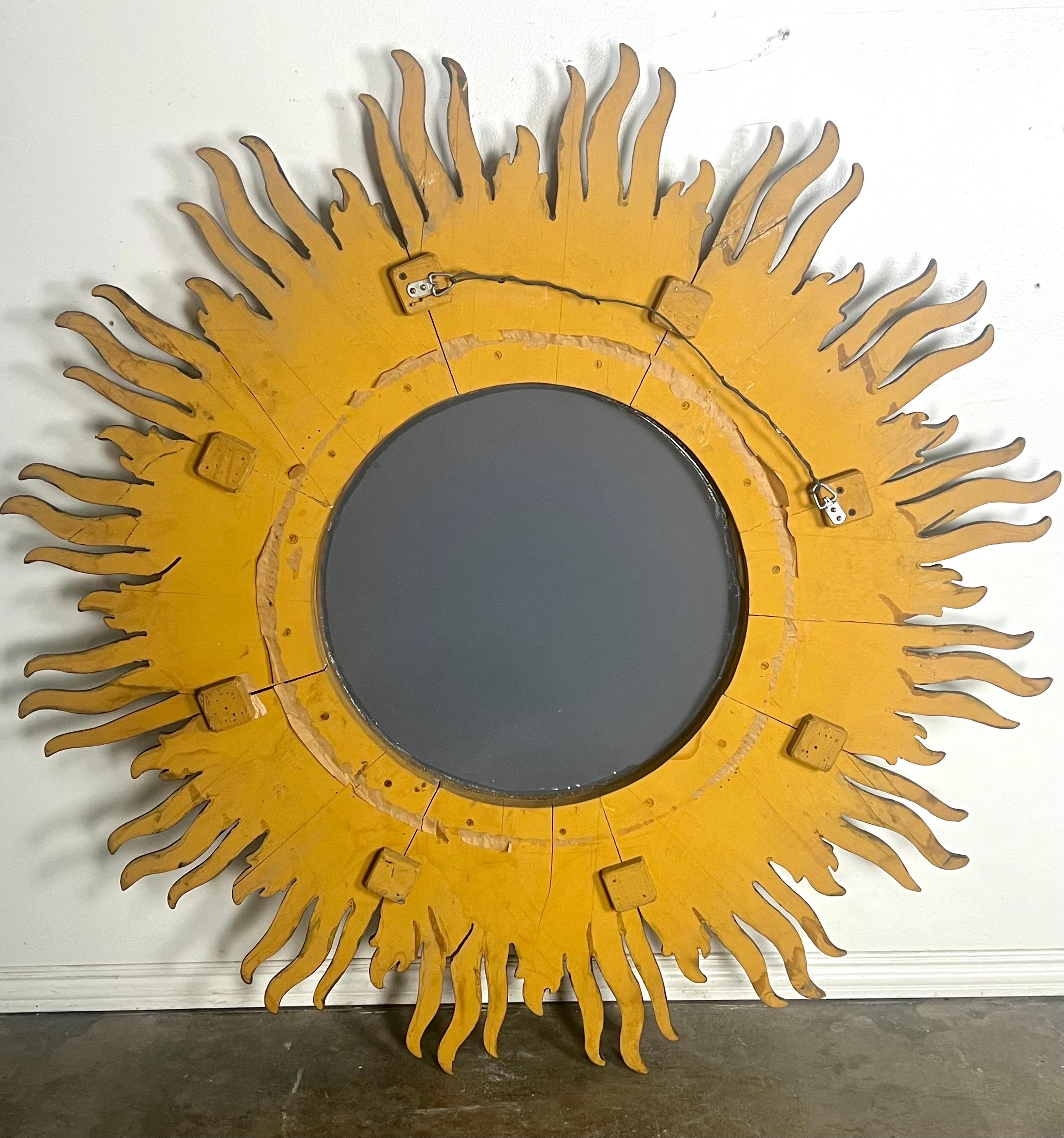 Miroir monumental en bois doré sculpté Sunburst en vente 8