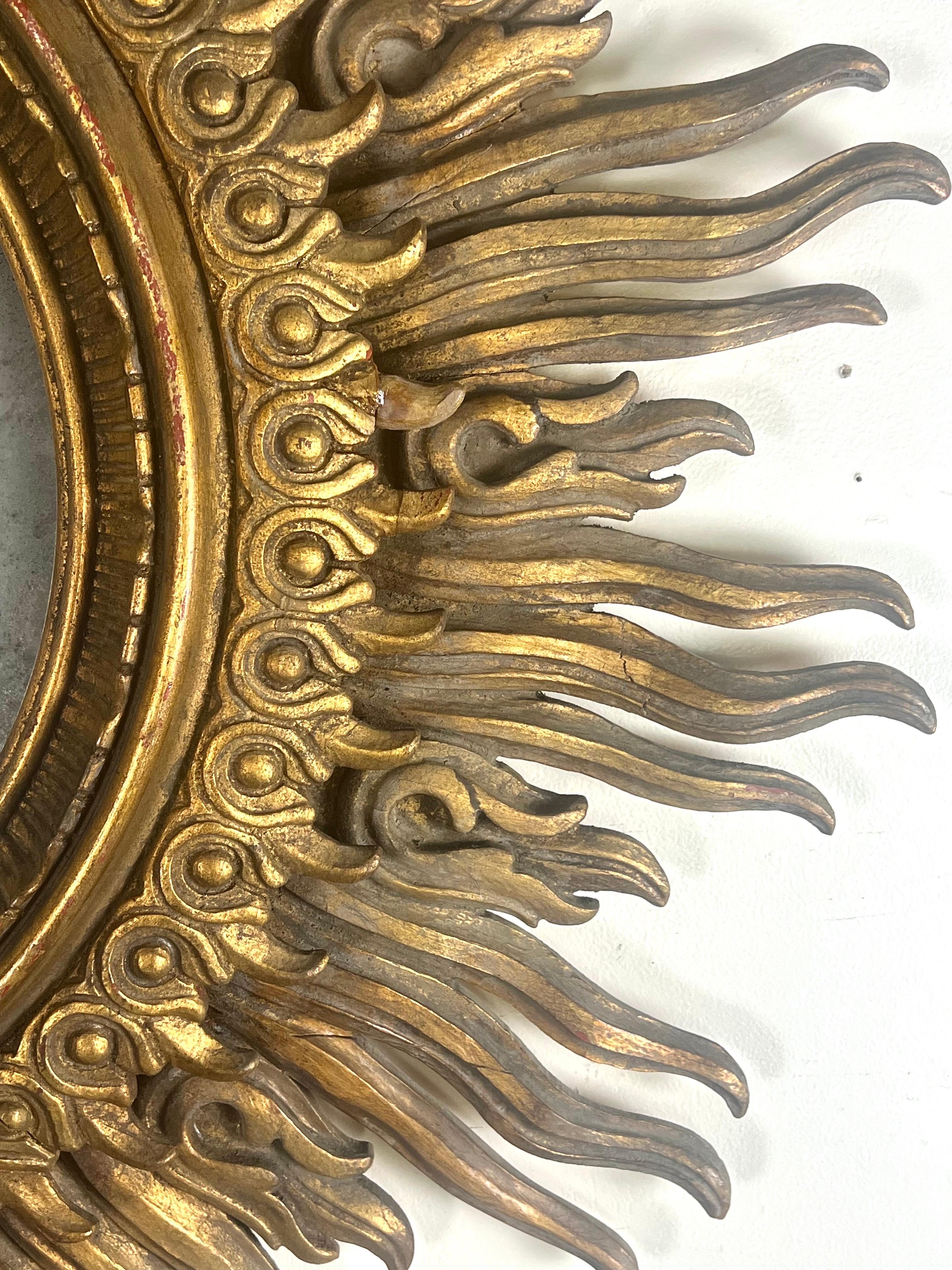 italien Miroir monumental en bois doré sculpté Sunburst en vente