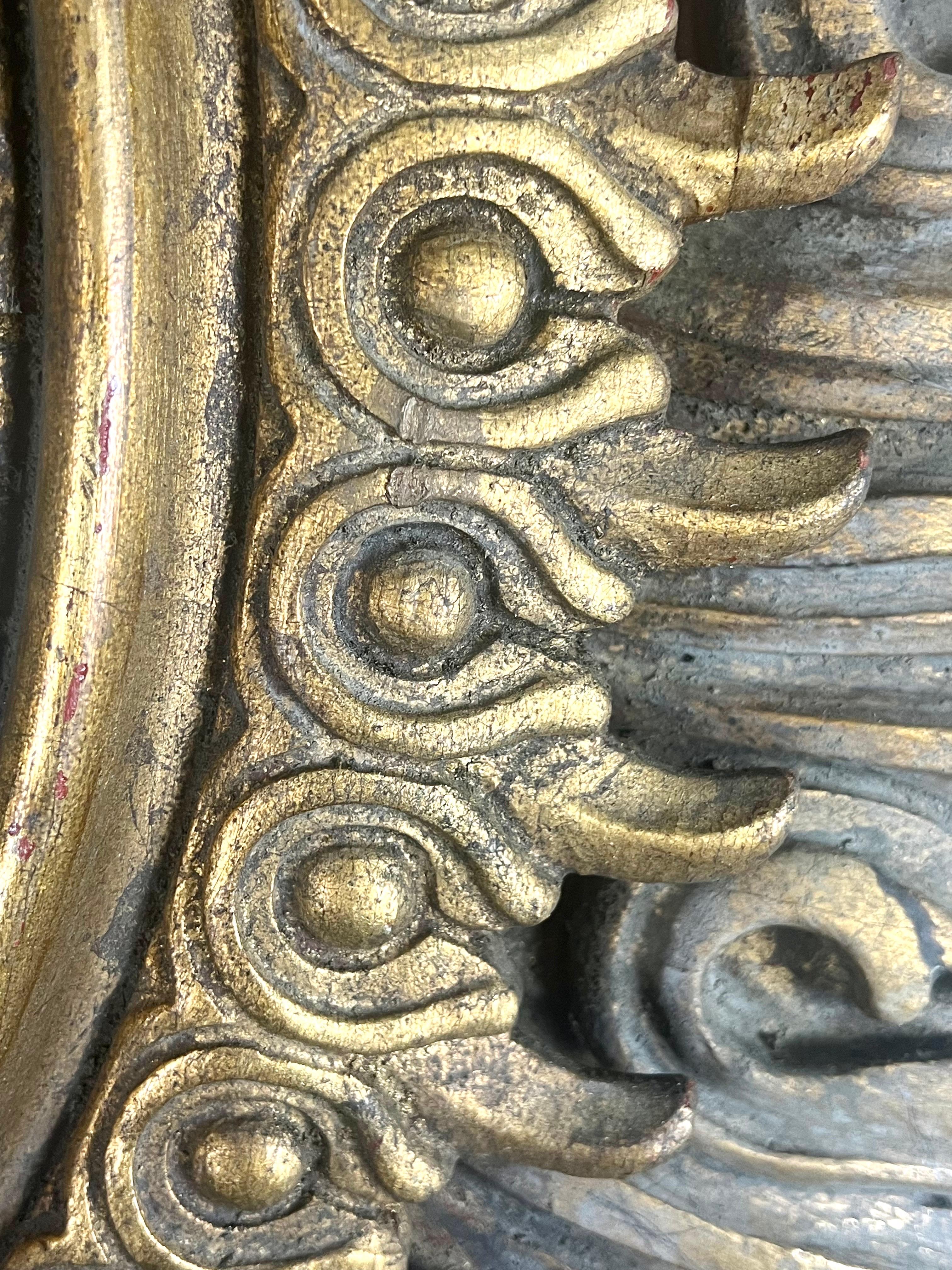 Sculpté à la main Miroir monumental en bois doré sculpté Sunburst en vente