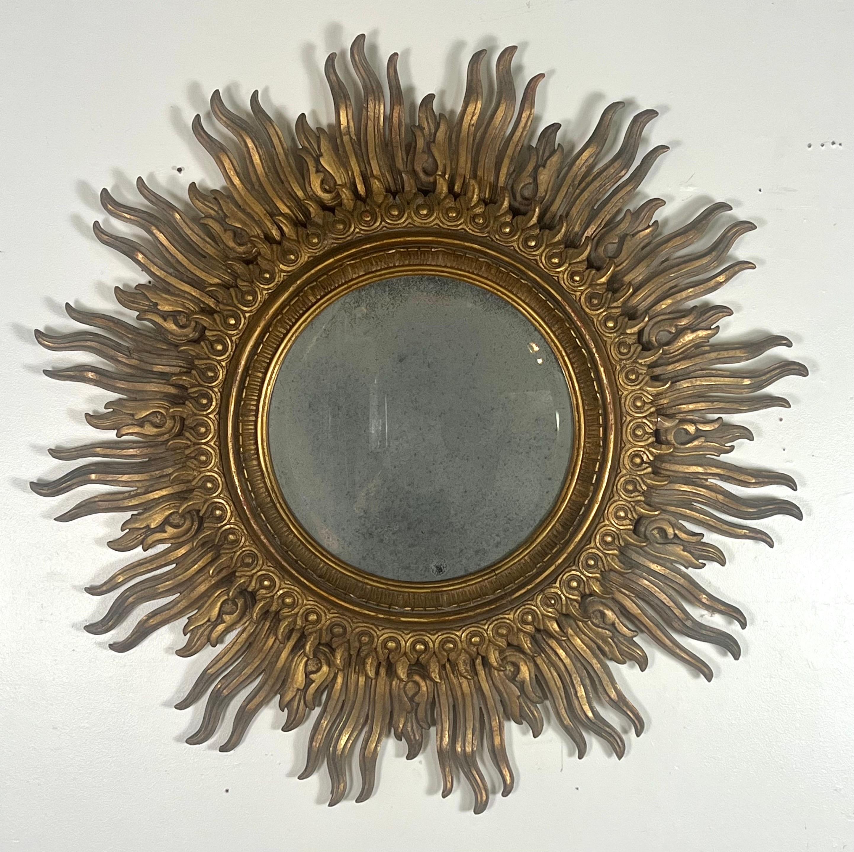 20ième siècle Miroir monumental en bois doré sculpté Sunburst en vente