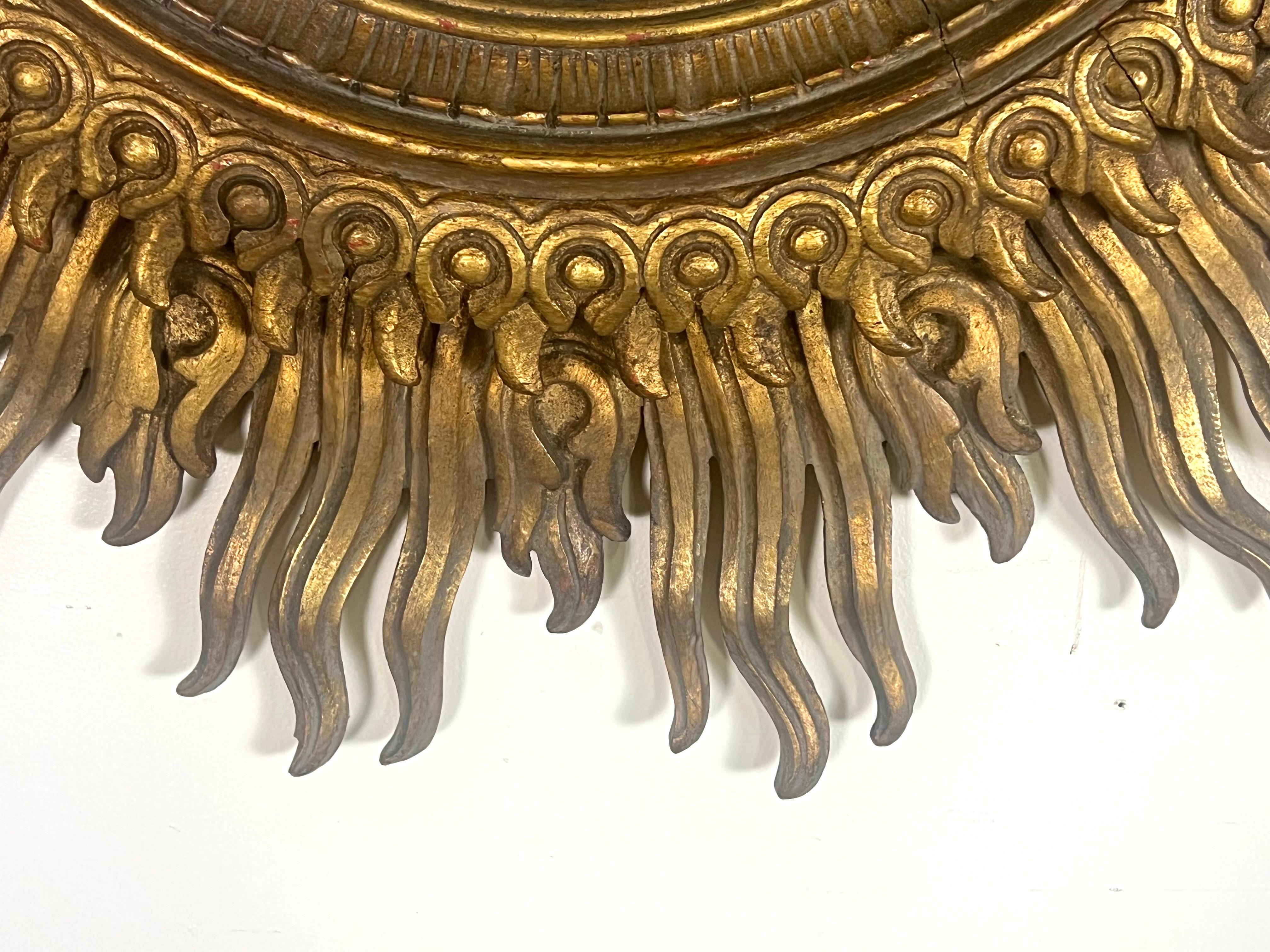 Miroir monumental en bois doré sculpté Sunburst en vente 1