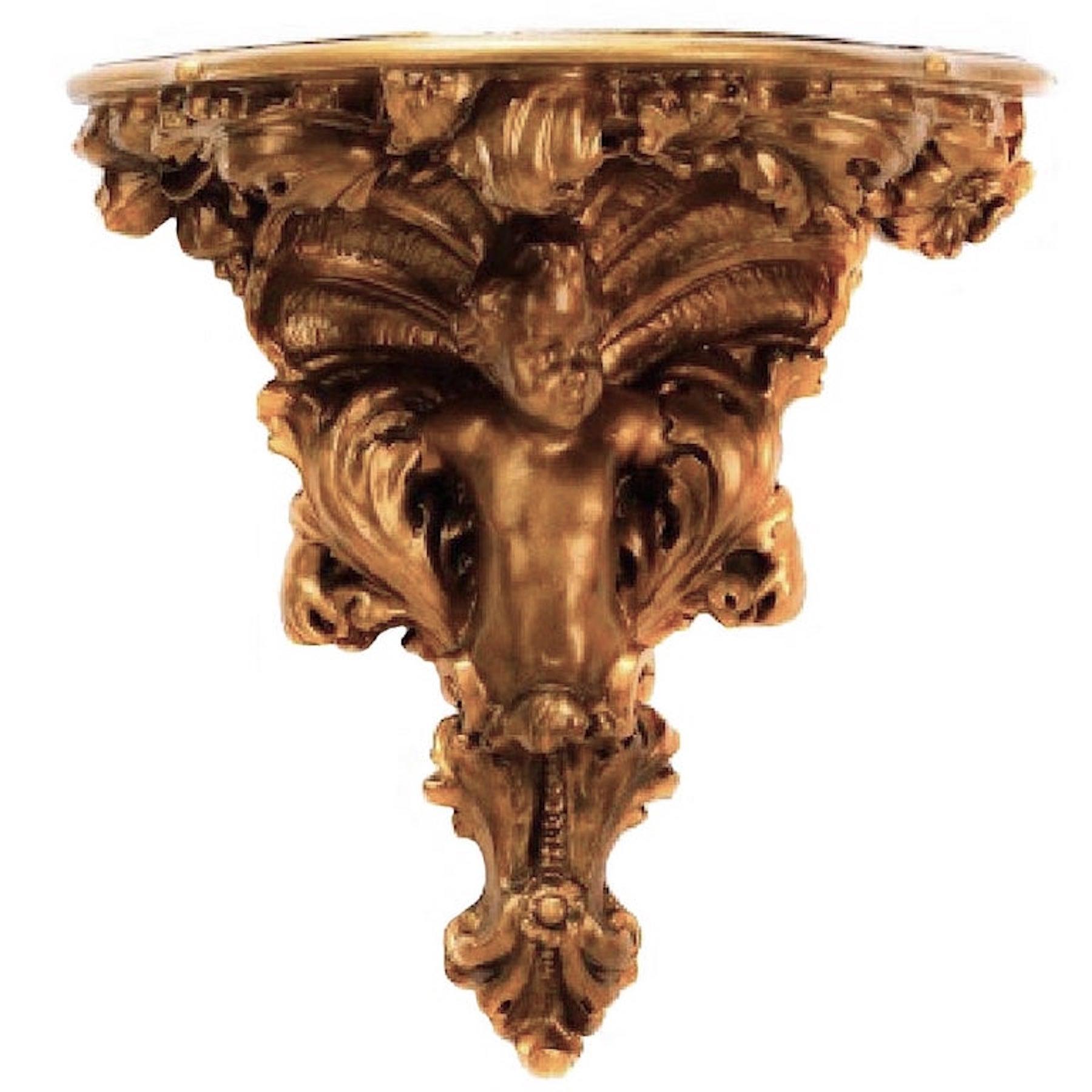 Monumentale console murale baroque en bois doré sculpté, avec un motif de rinceaux et de putti. Un support mural d'une taille inhabituelle.

 