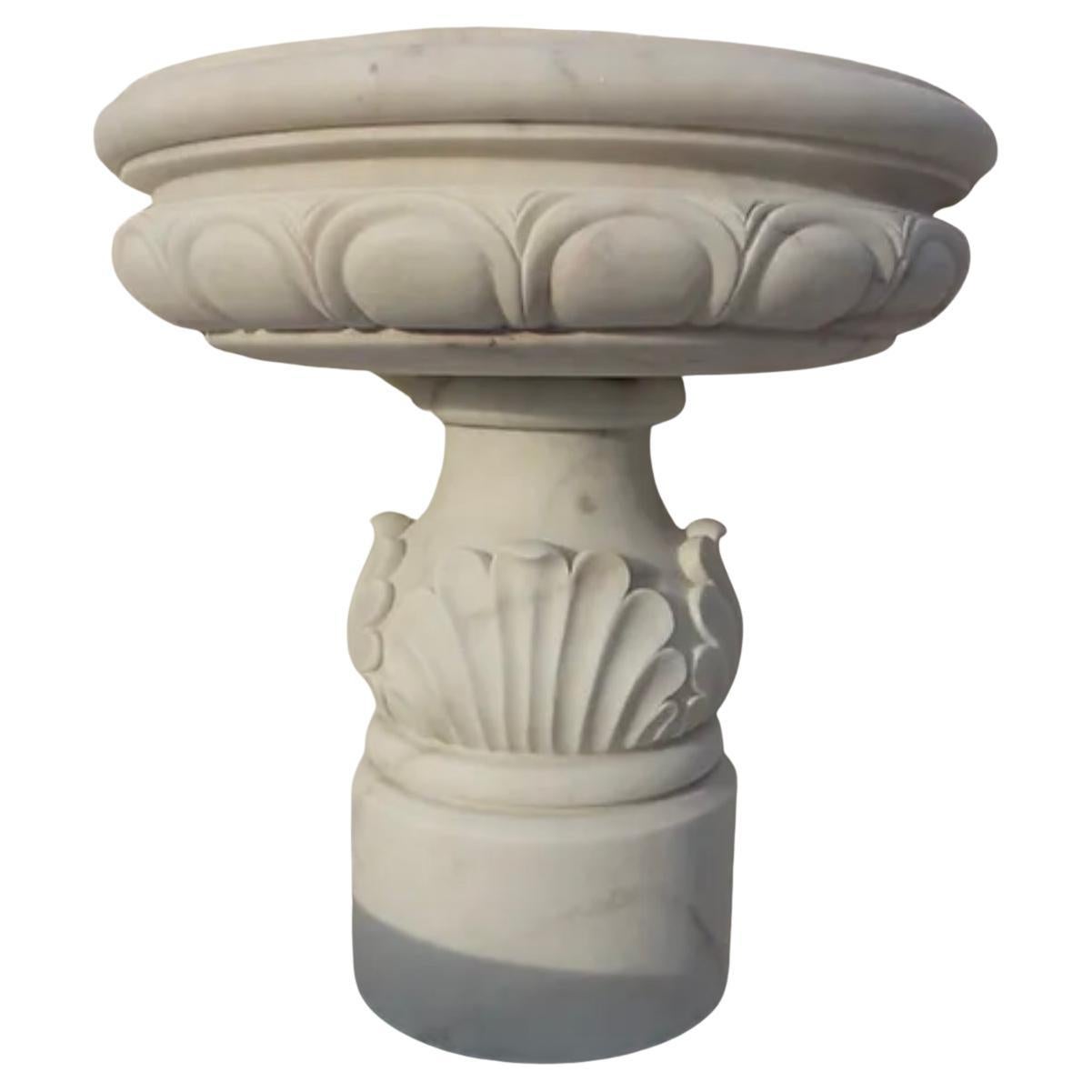 Une fontaine murale monumentale en marbre sculpté est une pièce d'eau imposante et élégante, généralement fabriquée à partir de marbre de haute qualité. Son design intègre généralement des sculptures complexes et des éléments architecturaux