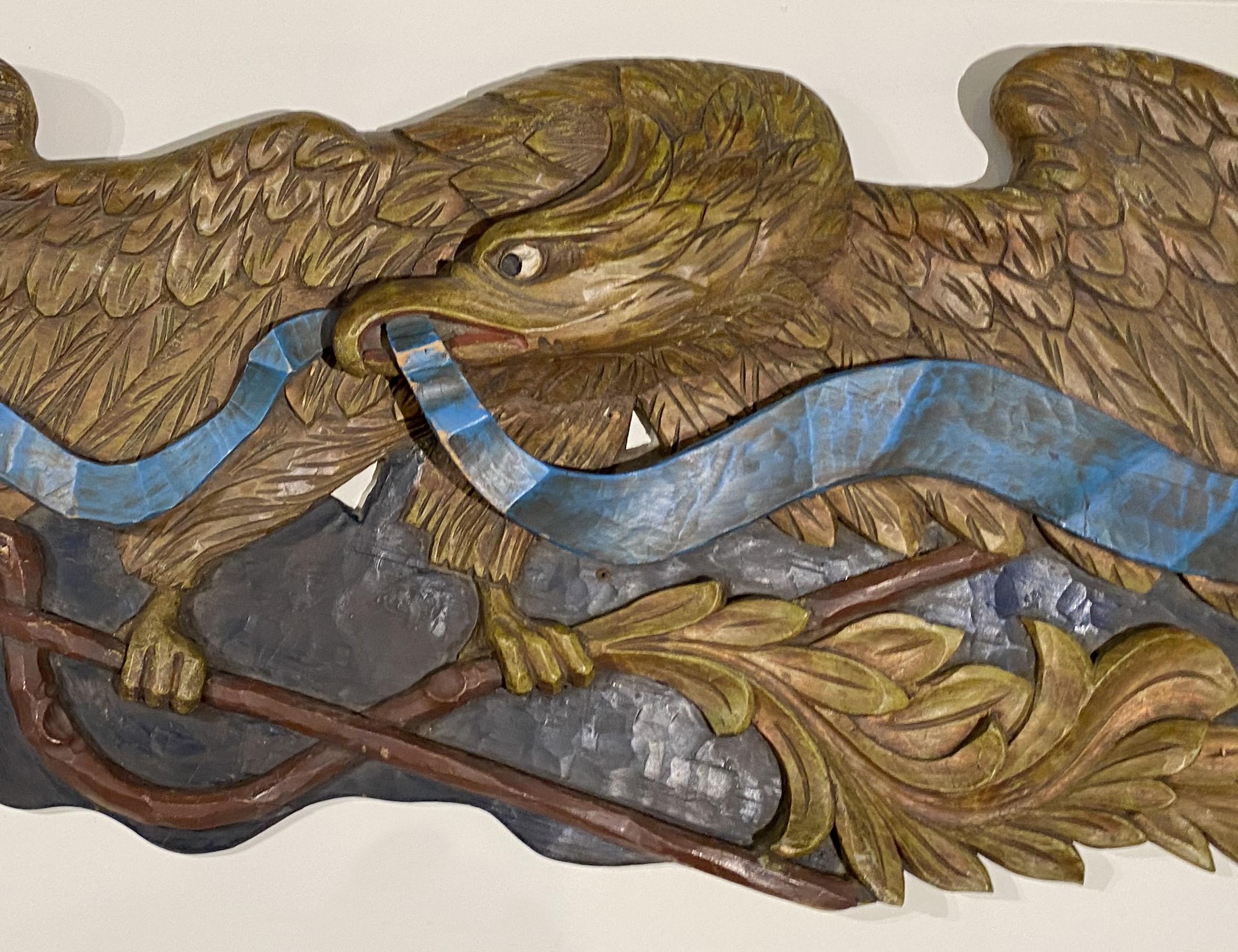 Americano Targa monumentale con aquila policroma intagliata, Boston Carving Co.