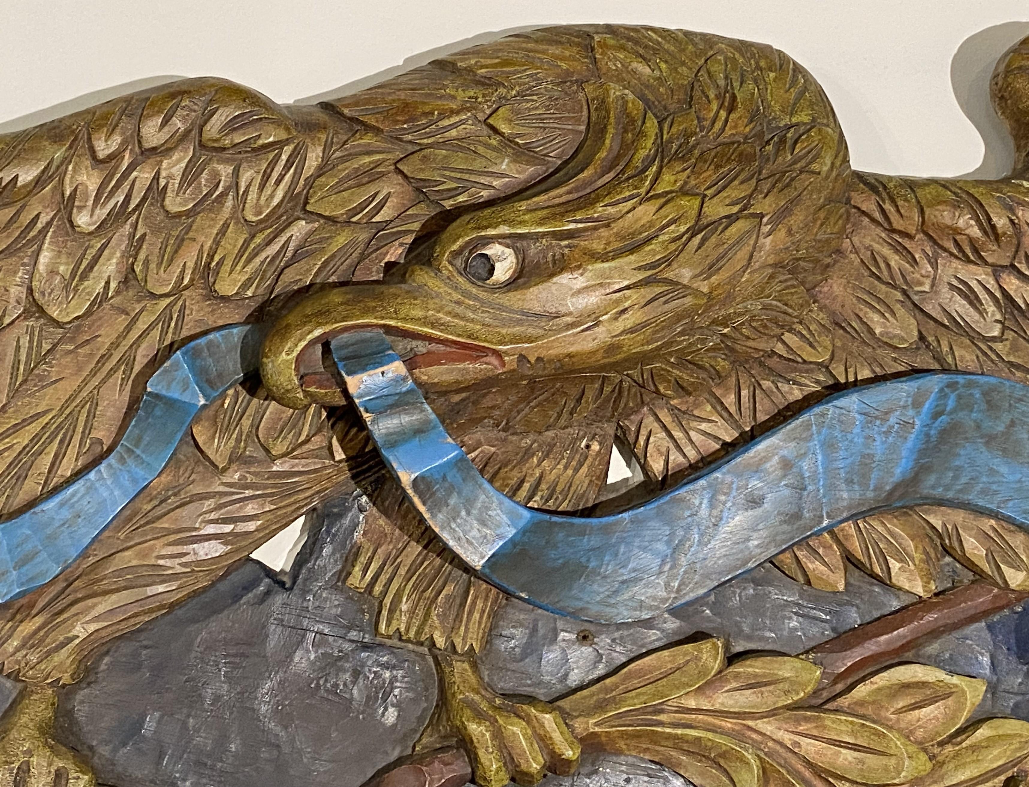 Targa monumentale con aquila policroma intagliata, Boston Carving Co. In condizioni buone a Milford, NH