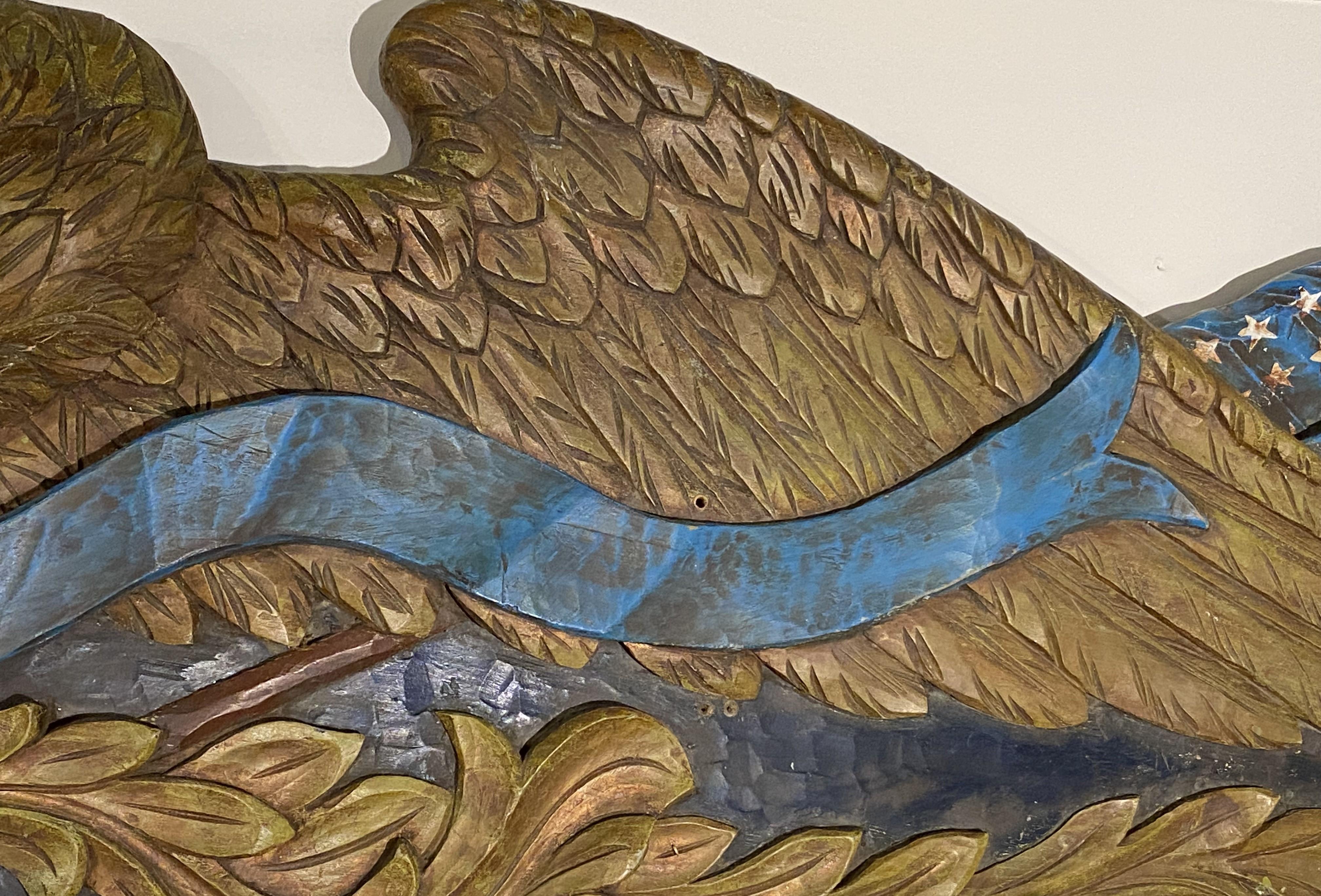 XX secolo Targa monumentale con aquila policroma intagliata, Boston Carving Co.
