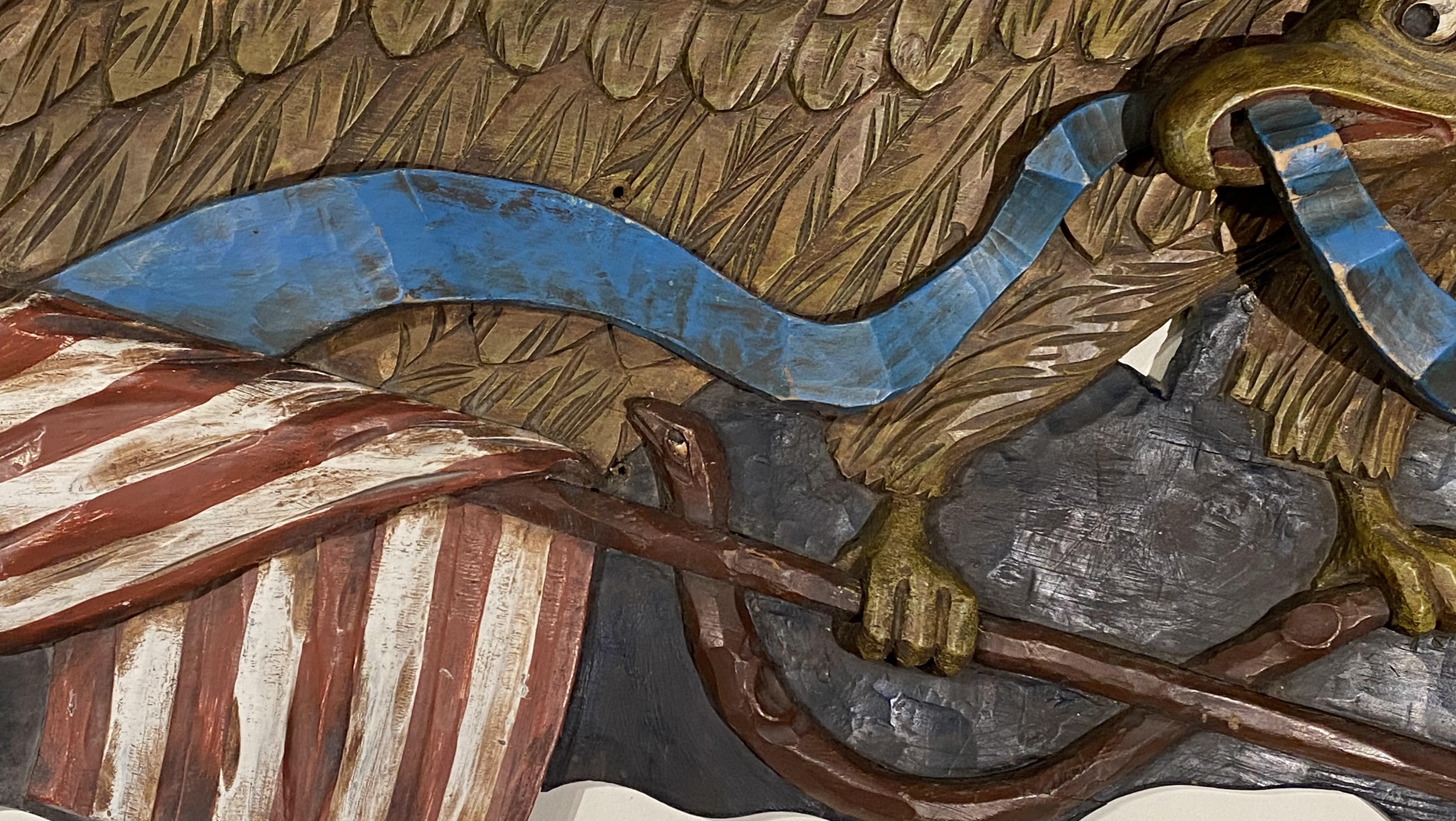 Legno Targa monumentale con aquila policroma intagliata, Boston Carving Co.