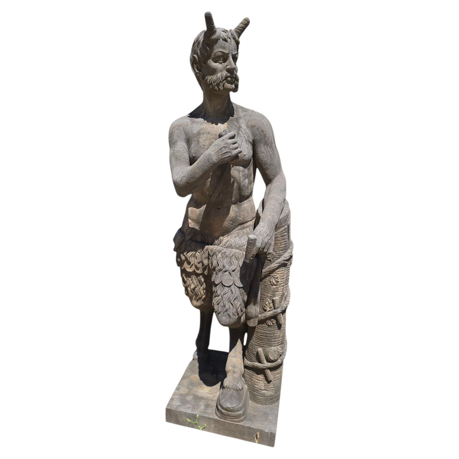Sculpture monumentale en pierre représentant un faune, école napolitaine, début du XXe siècle