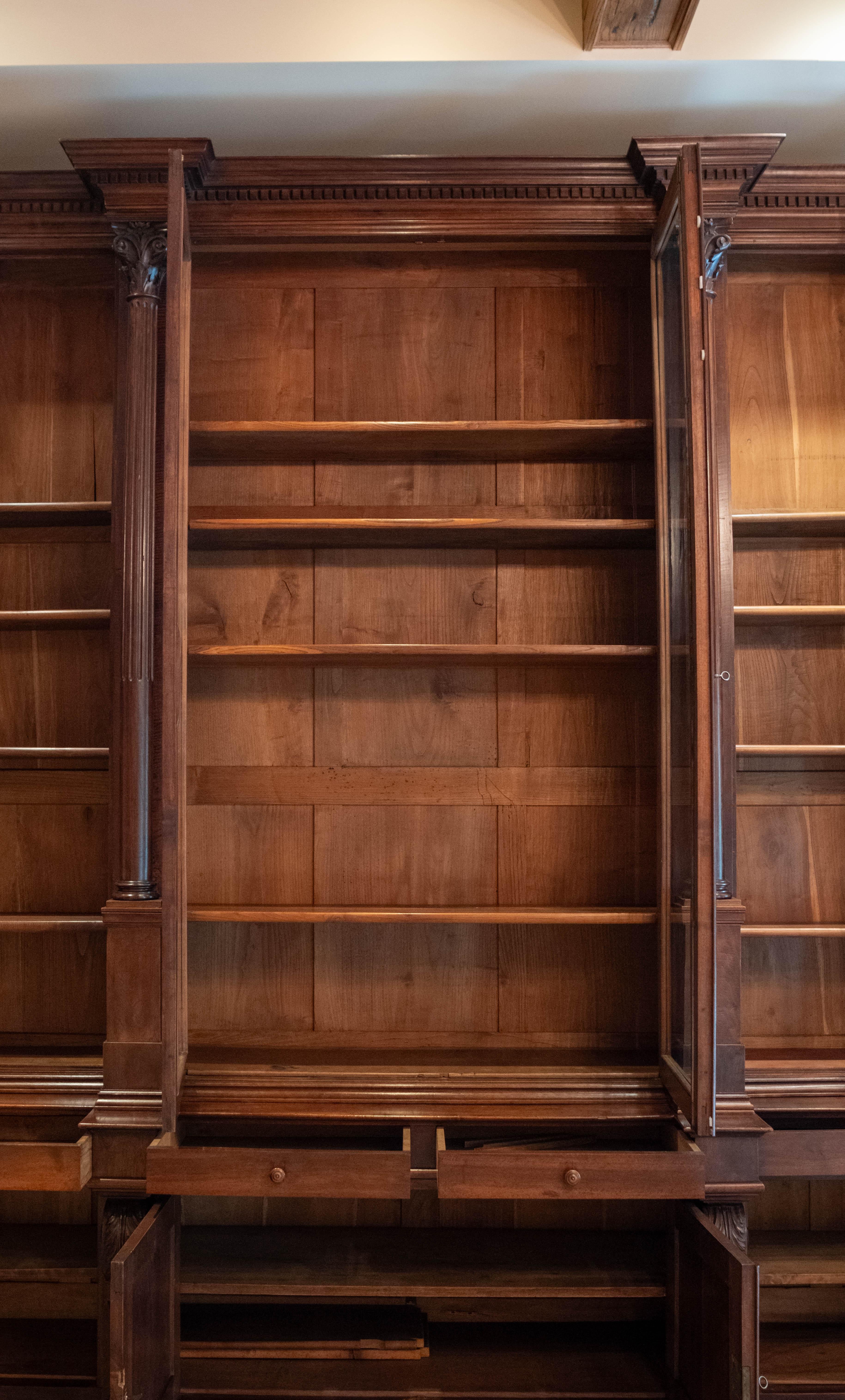 Anglais Monumentale bibliothèque victorienne deux pièces en noyer sculpté en vente