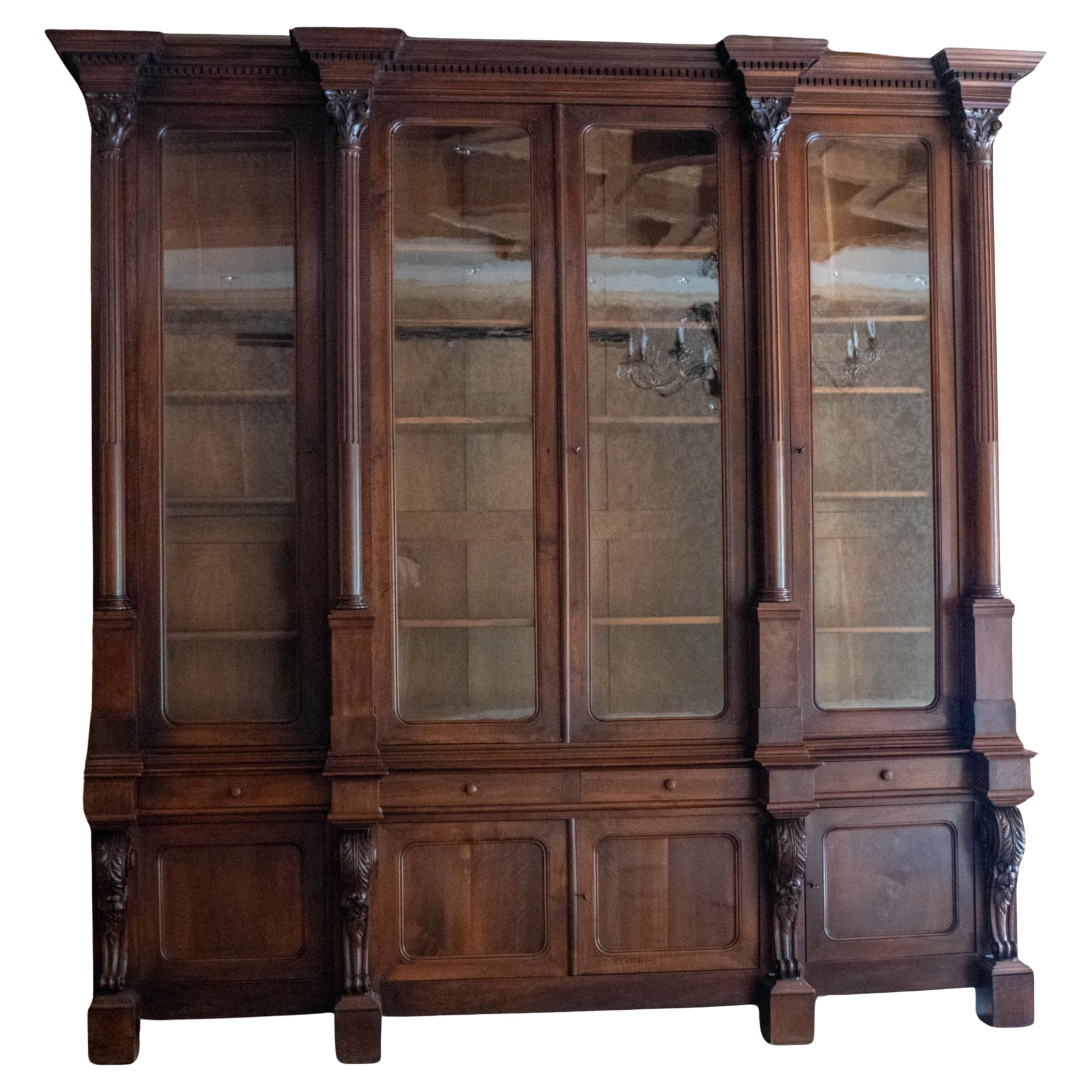 Monumentale bibliothèque victorienne deux pièces en noyer sculpté en vente