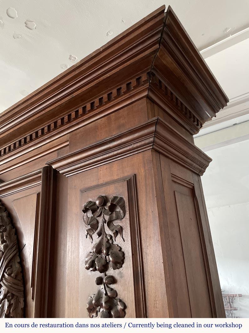 Monumental carved walnut fireplace with atlantes and painted medallion In Good Condition For Sale In SAINT-OUEN-SUR-SEINE, FR
