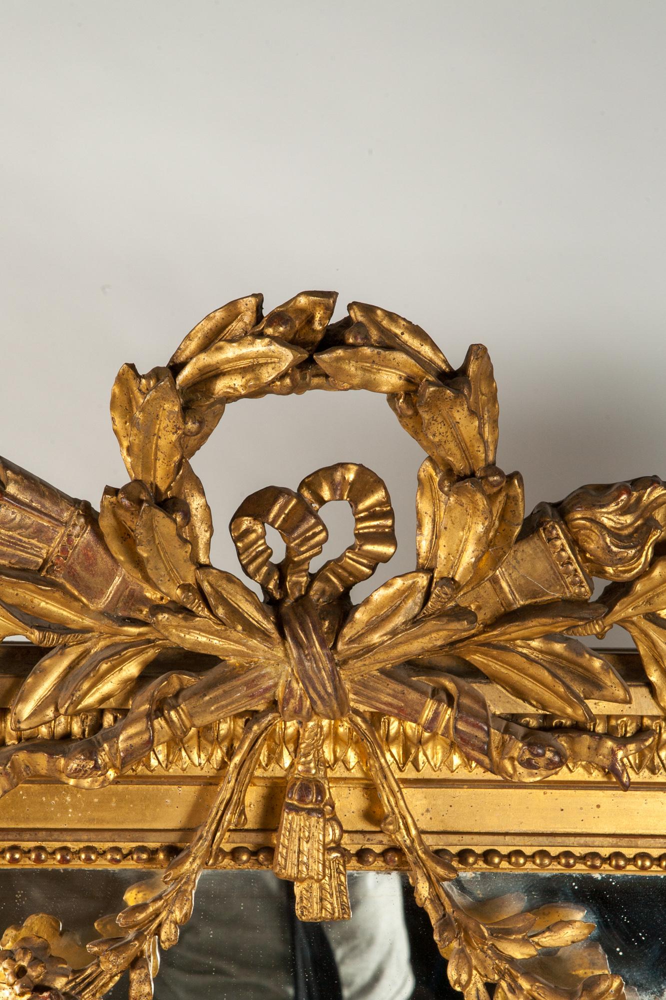 Miroir monumental en bois sculpté et doré à la française Bon état - En vente à New York, NY