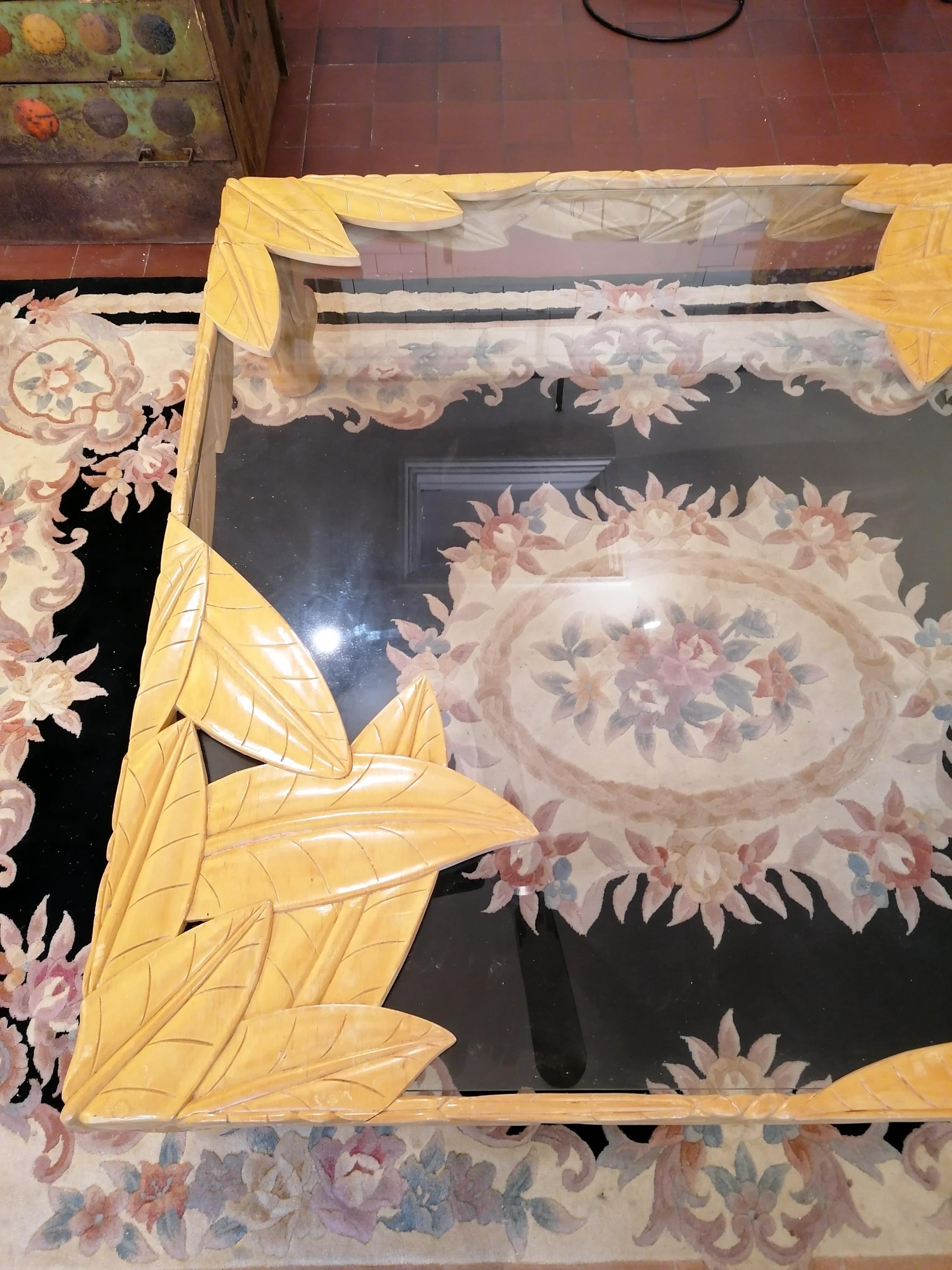 Table basse monumentale en bois sculpté avec plateau en verre inséré, USA 1980 en vente 3