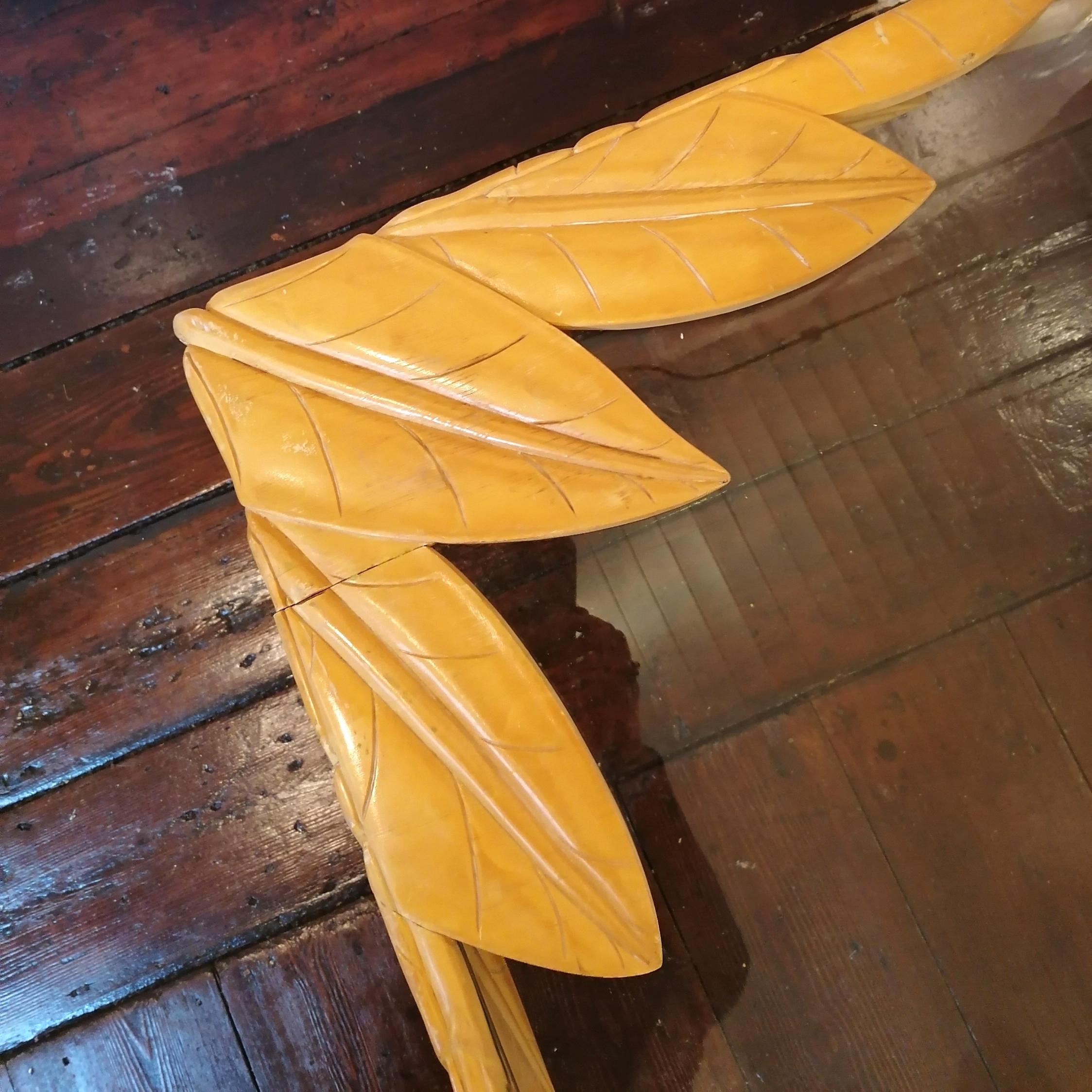 Monumental carved wood leaves coffee table with inset glass top, USA 1980s For Sale 6
