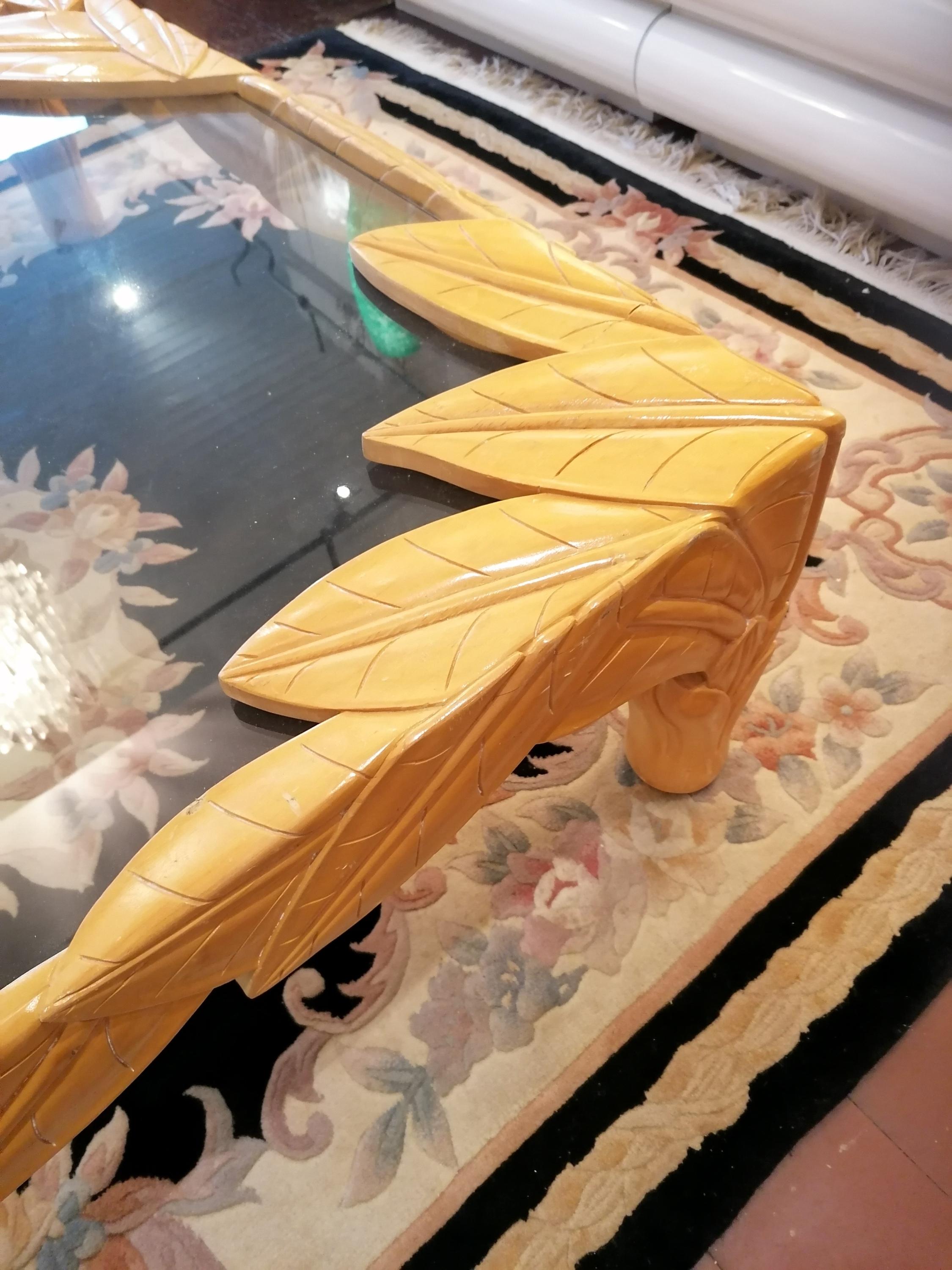 Monumental carved wood leaves coffee table with inset glass top, USA 1980s For Sale 8