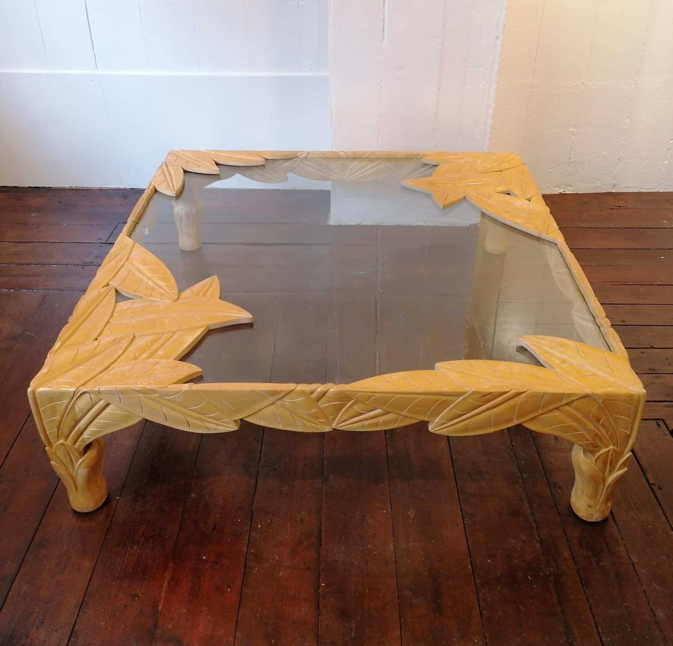 Énorme et spectaculaire table basse en bois sculpté avec plateau en verre trempé, États-Unis, années 1980. Il n'y a pas de Label du fabricant, c'est donc un peu un mystère.
Bon état vintage, avec un peu d'usure liée à l'âge, et une véritable pièce