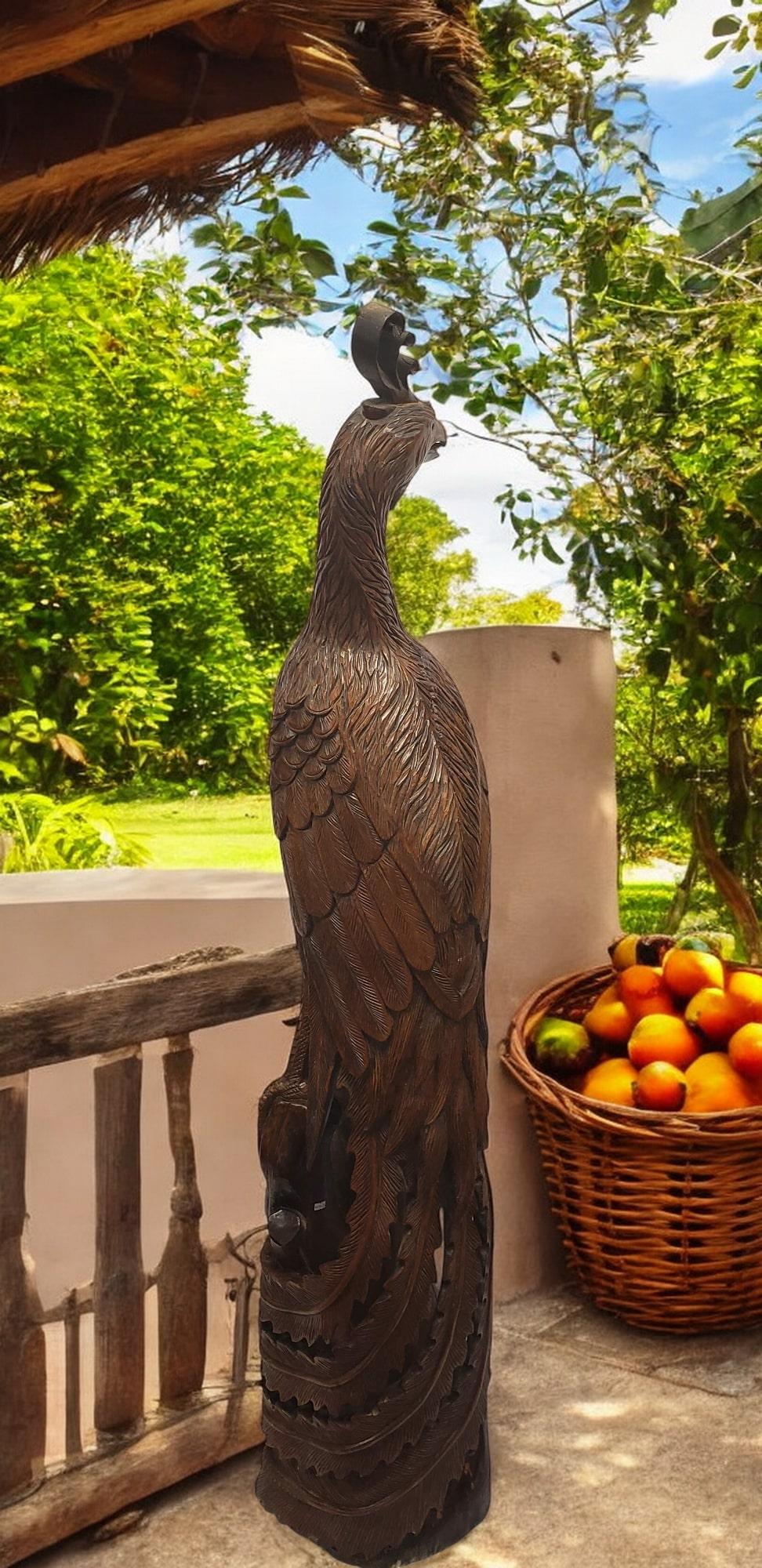 Escultura monumental de madera de teca de ave casuario Islas del Pacífico