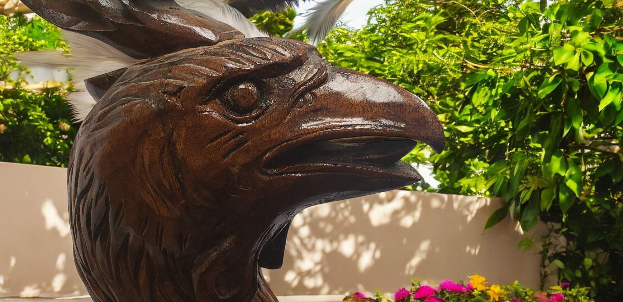 Escultura monumental de madera de teca de ave casuario finales del siglo XX