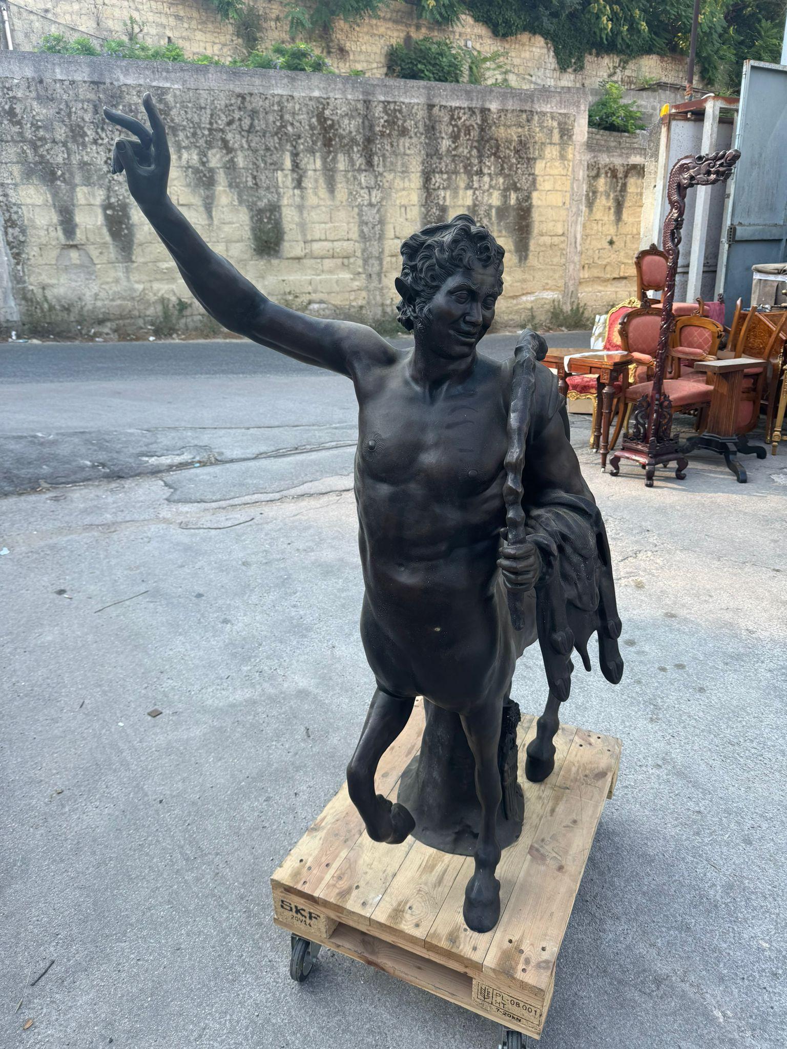 CENTAURO MONUMENTALE IN BRONZO 160 CM
GRANDE SCULTURA IN BRONZO CHE RAPPRESENTA UN CENTAURO A GRANDEZZA NATURALE 160 X 110X50 CM. HA UNA BELLA PATINA SCURA. OPERA ROMANA DELL'INIZIO DEL '900