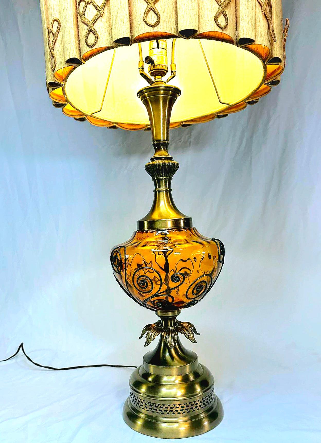 Monumentale lampe de table ananas ambrée avec abat-jour tambour d'origine  Bon état - En vente à Waxahachie, TX