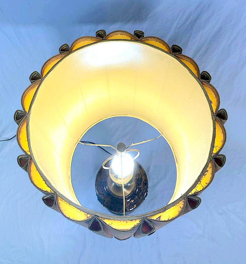 20ième siècle Monumentale lampe de table ananas ambrée avec abat-jour tambour d'origine  en vente
